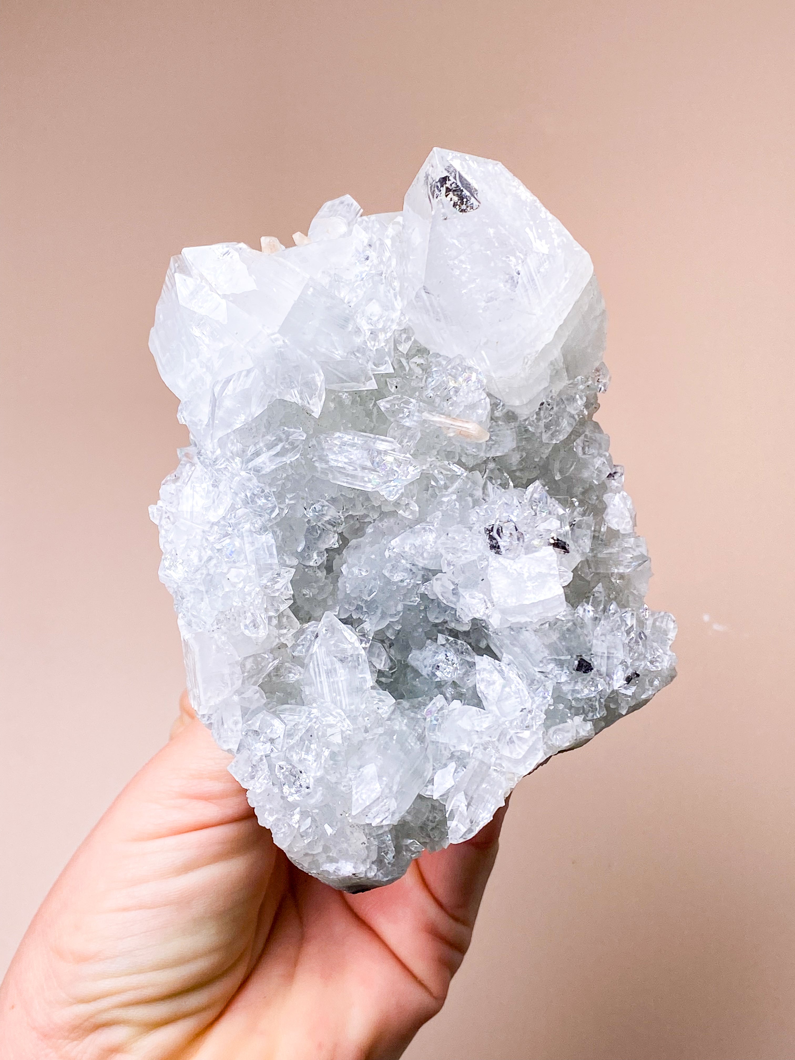 Apofyllitkluster (nr 81)