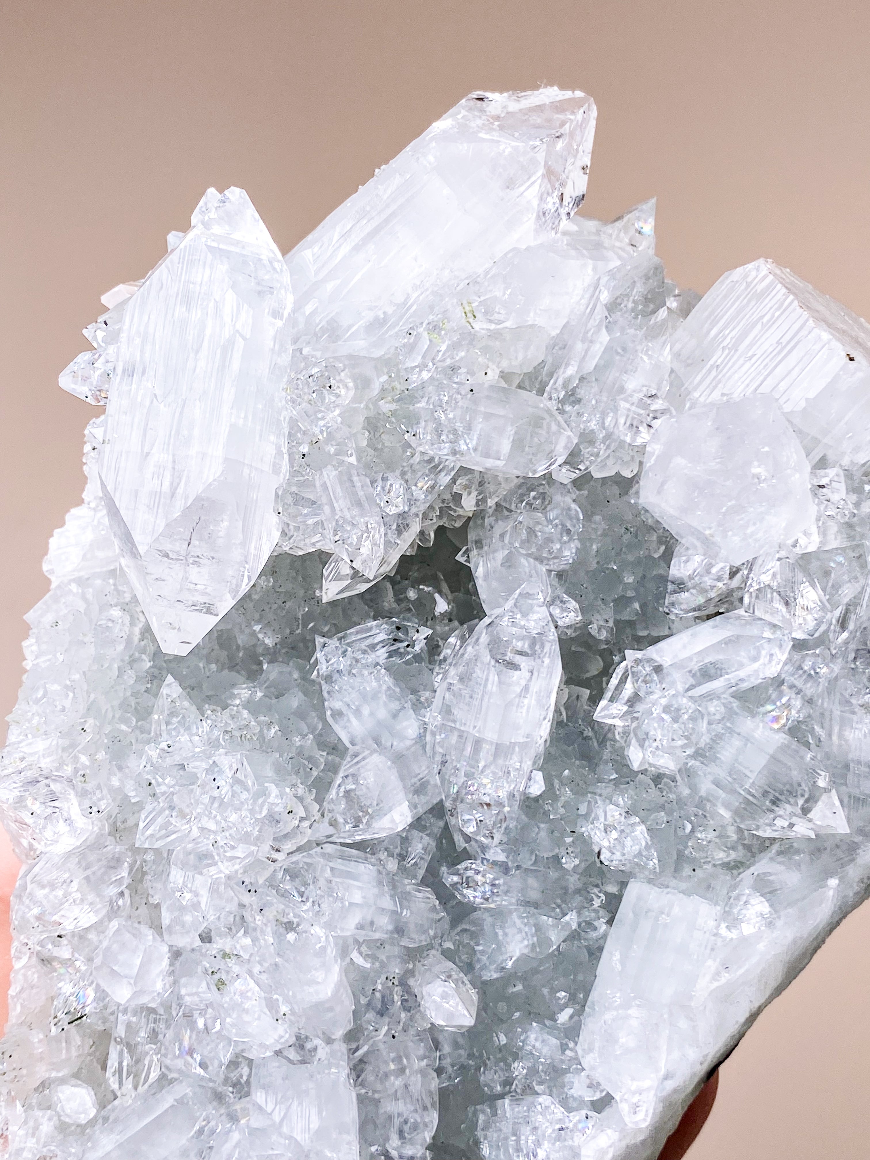 Apofyllitkluster (nr 81)