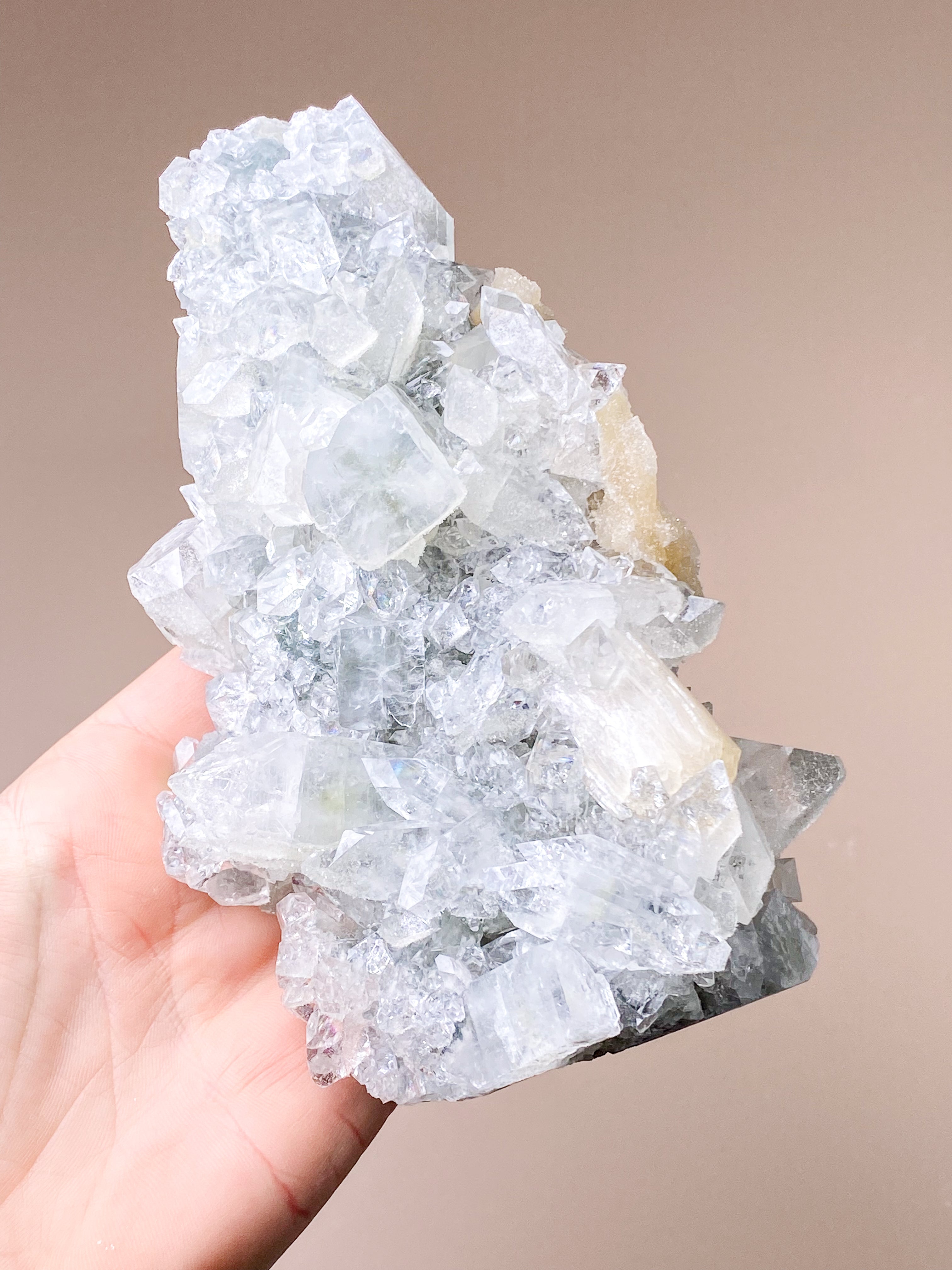 Apofyllitkluster (nr 81)