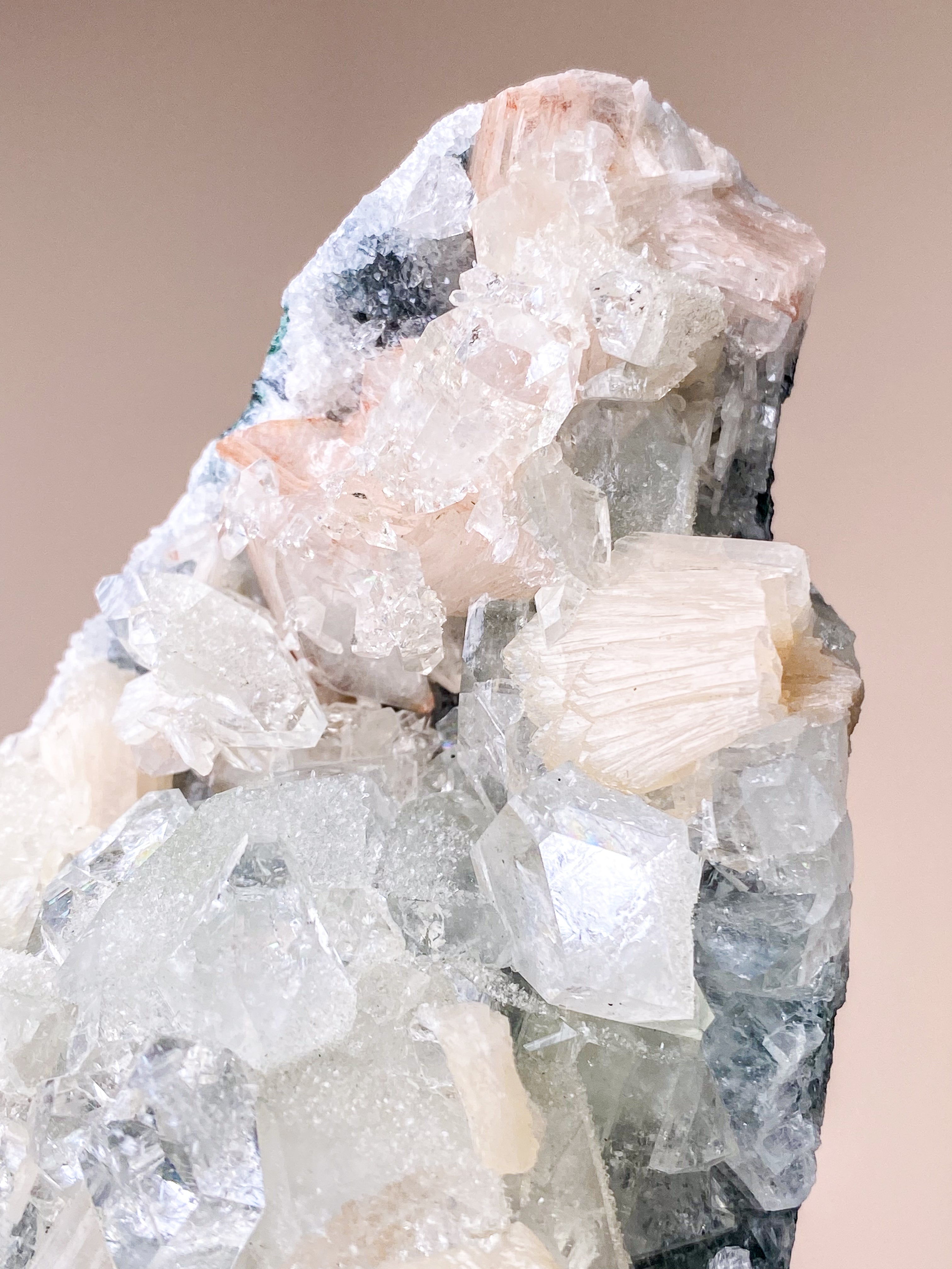 Apofyllitkluster (nr 81)