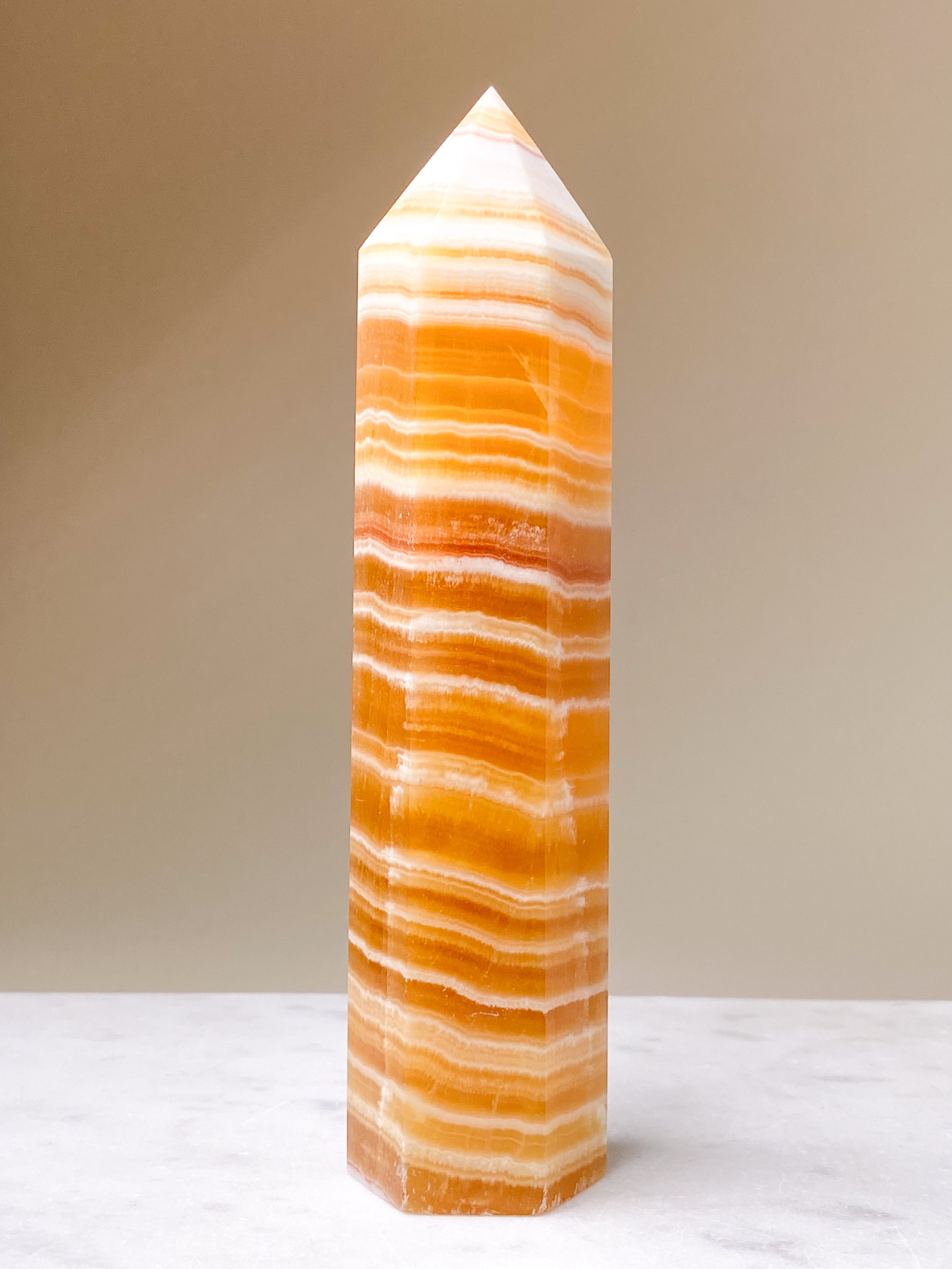 Orange Calcit Tårn Med Bånd (Nr. 6)