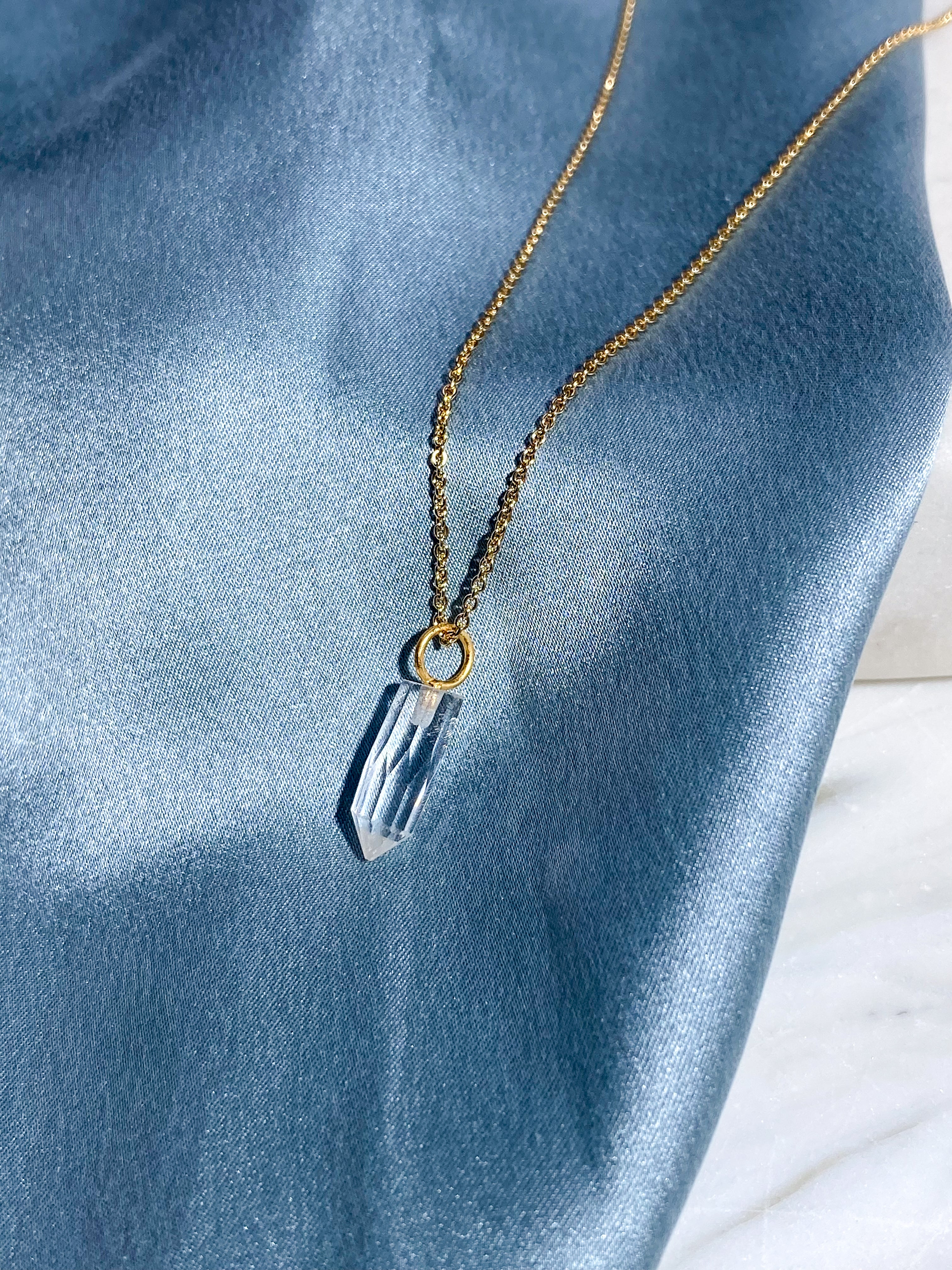 Halsband med bergskristallspik