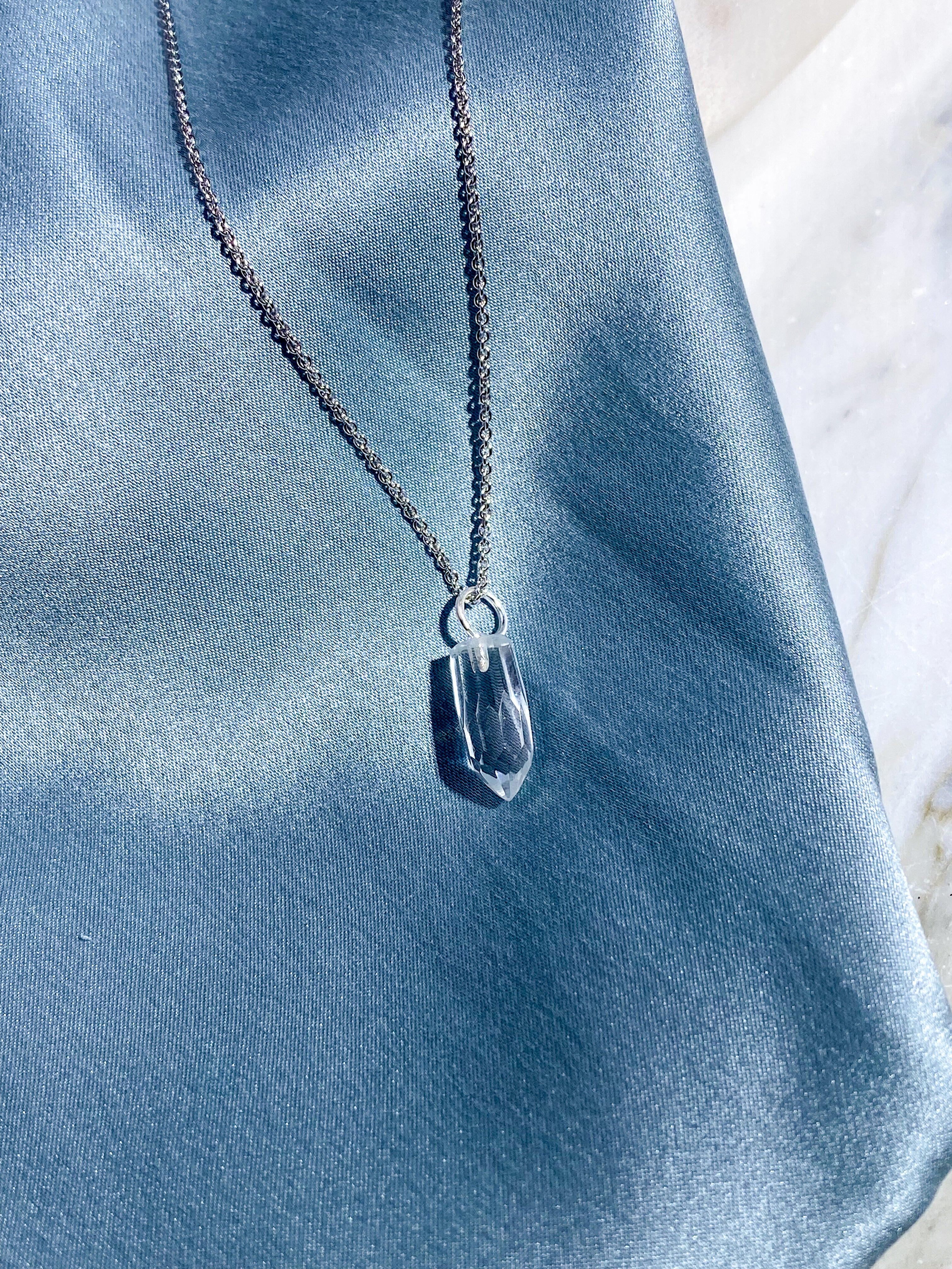 Halsband med bergskristallspik