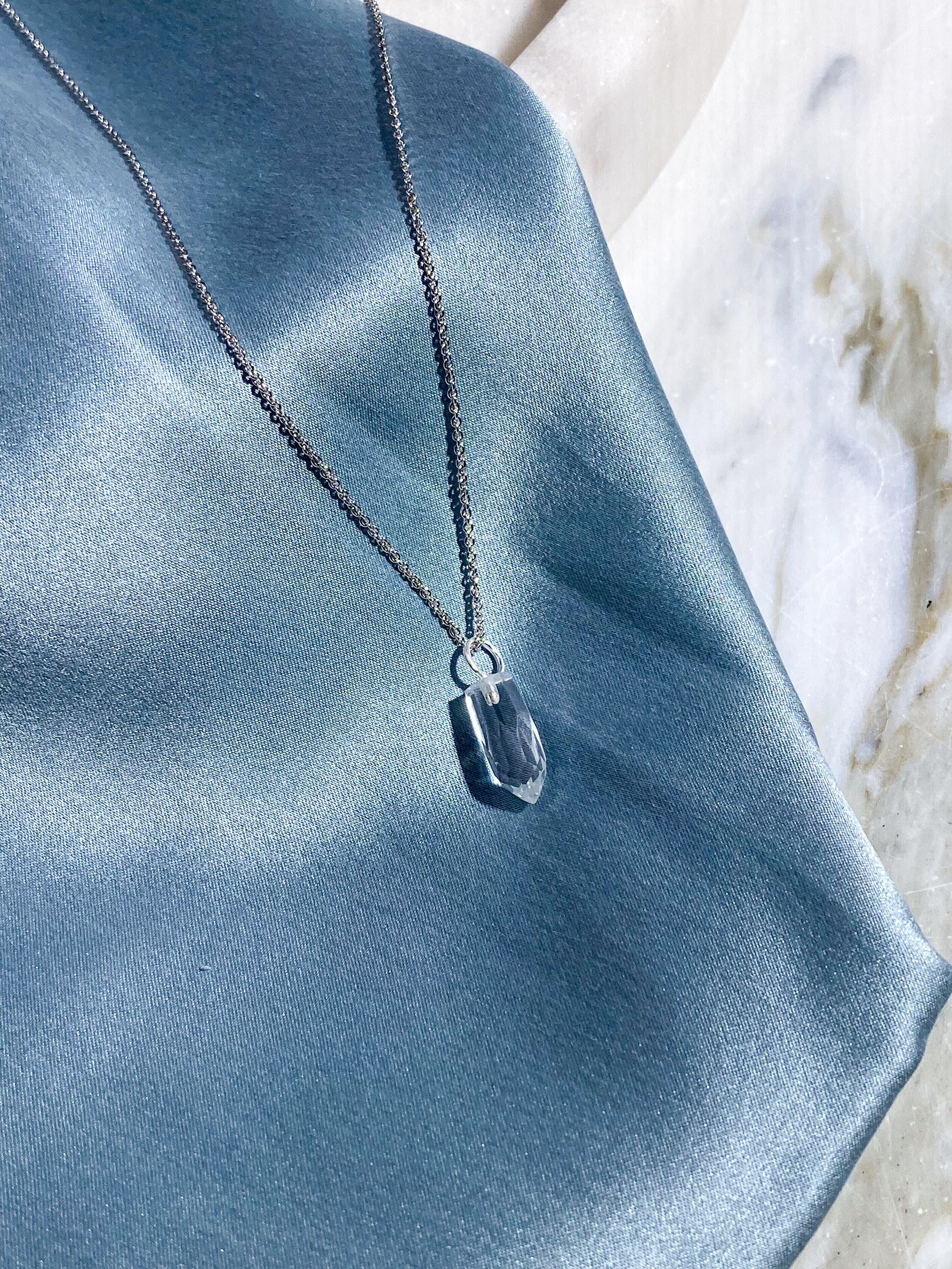 Halsband med bergskristallspik