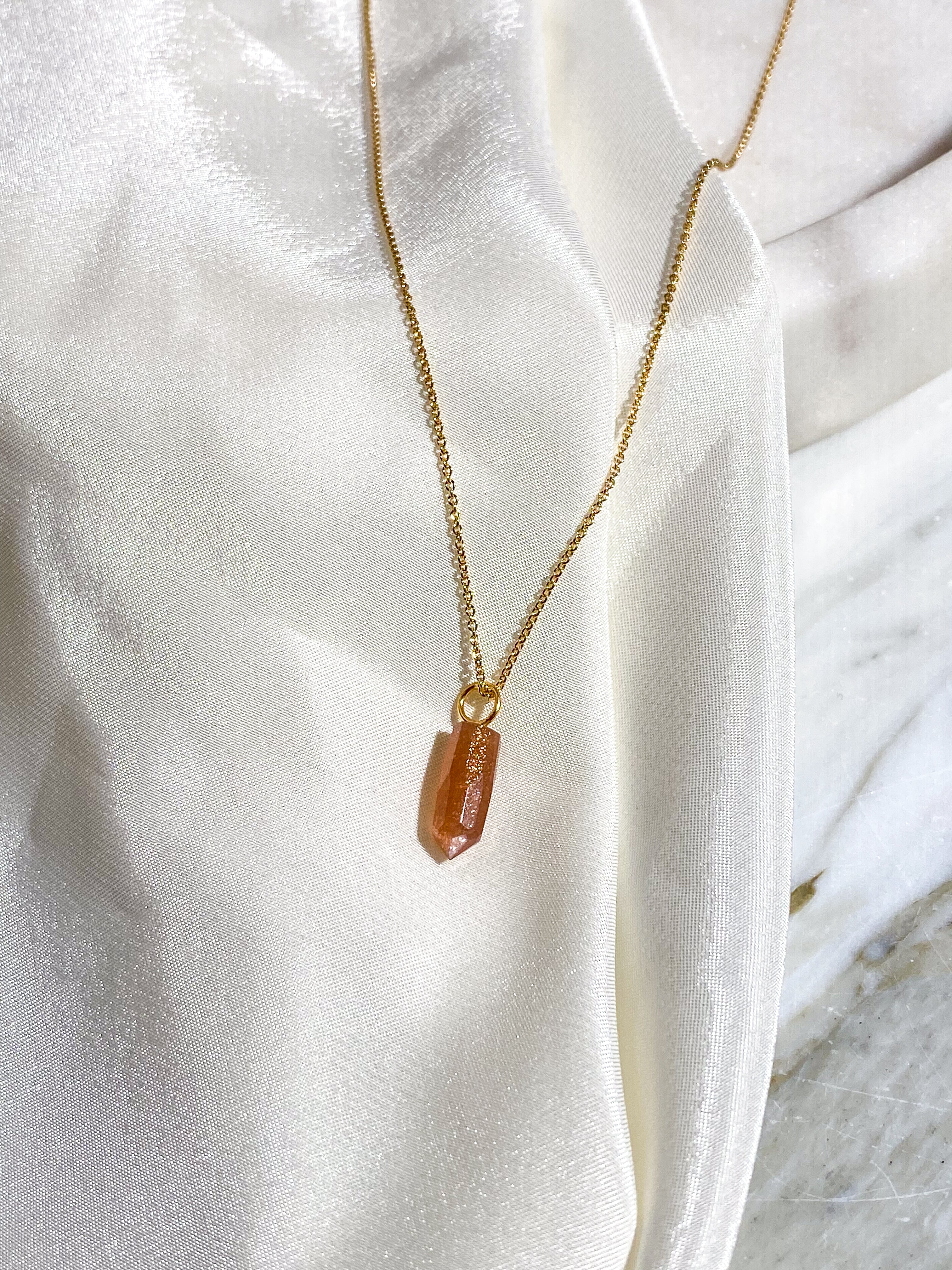 Halsband med solstensspik