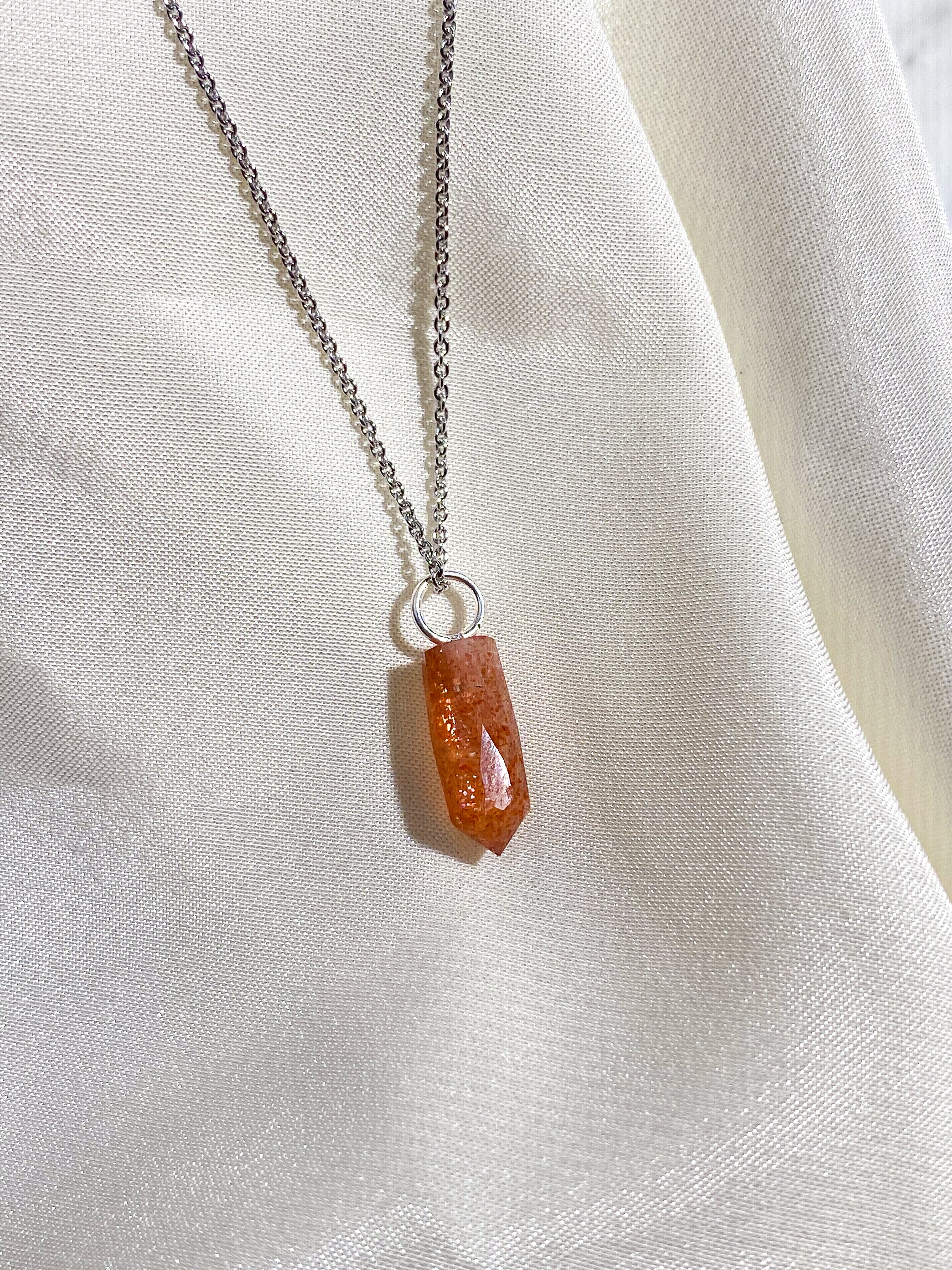 Halsband med solstensspik