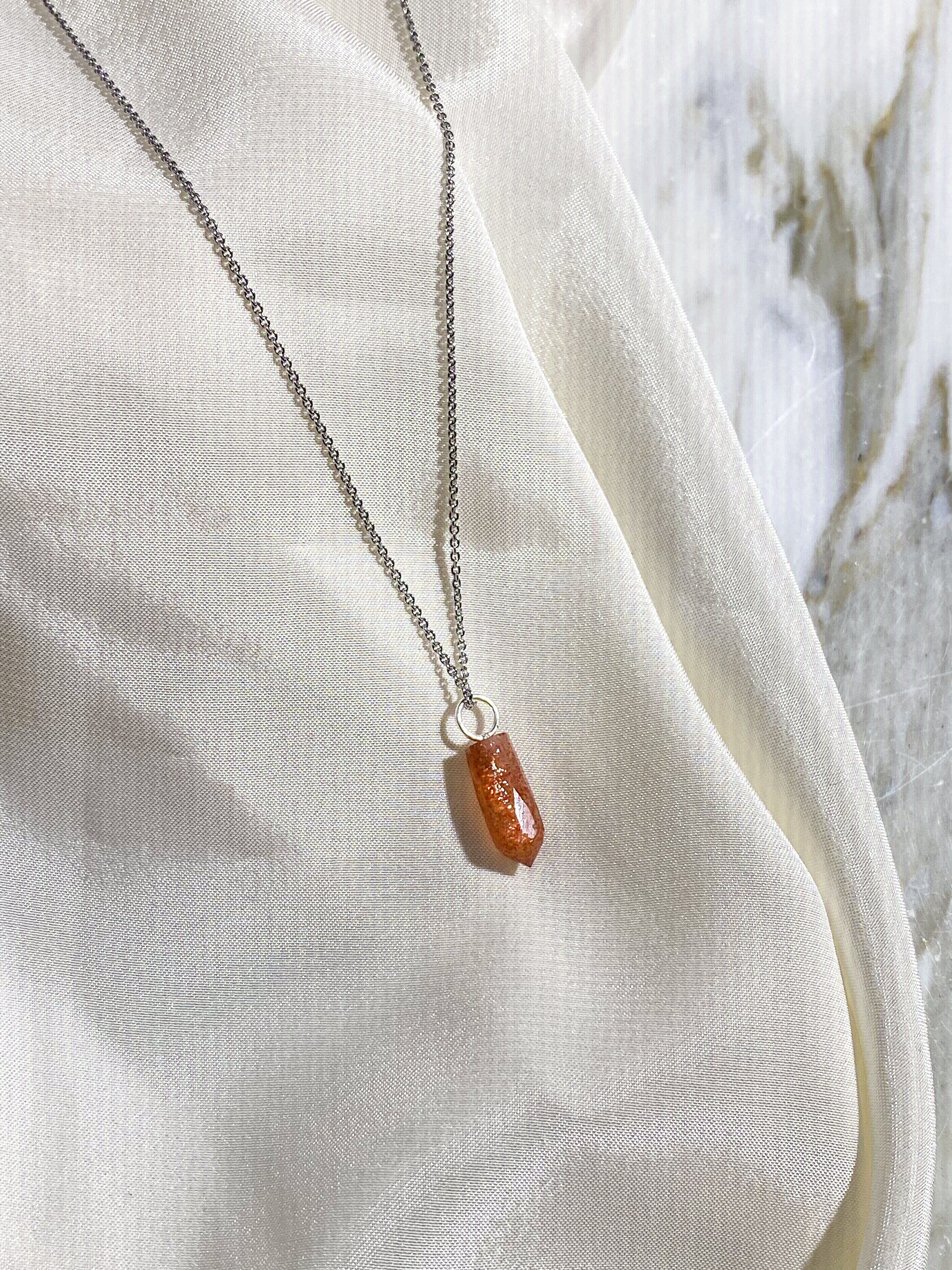 Halsband med solstensspik