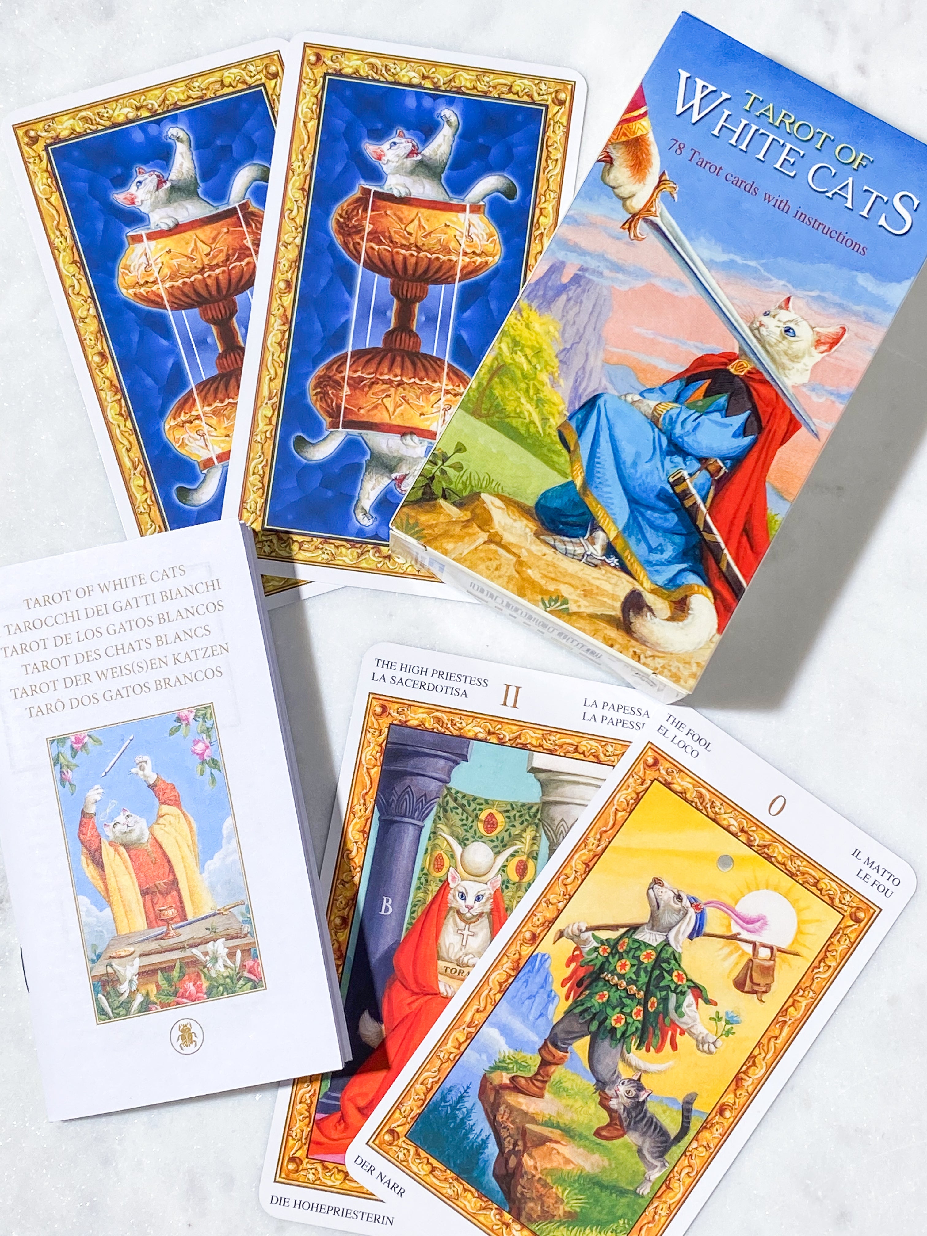 Tarotlek med vita katter