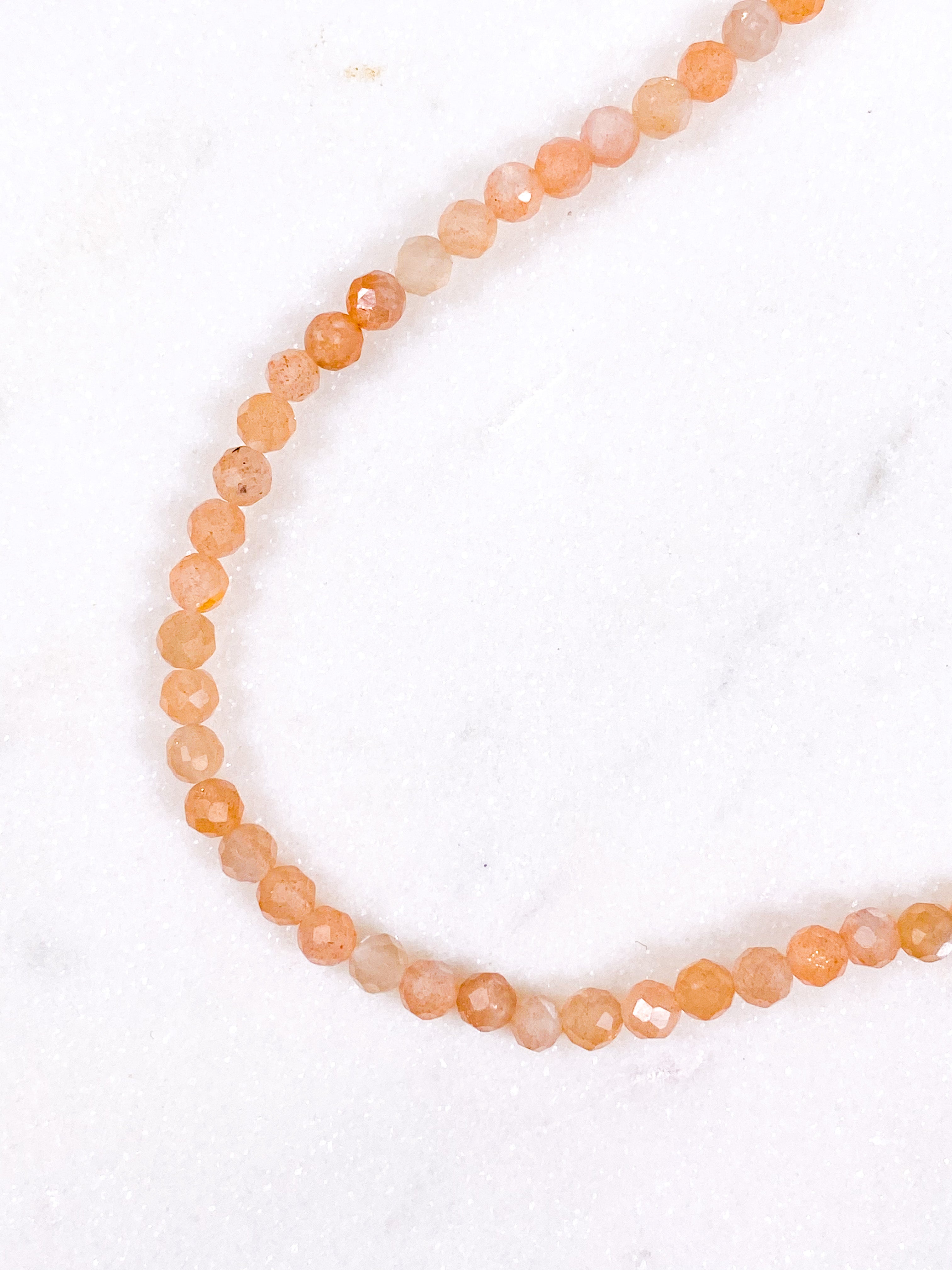 Halsband med månsten och persika