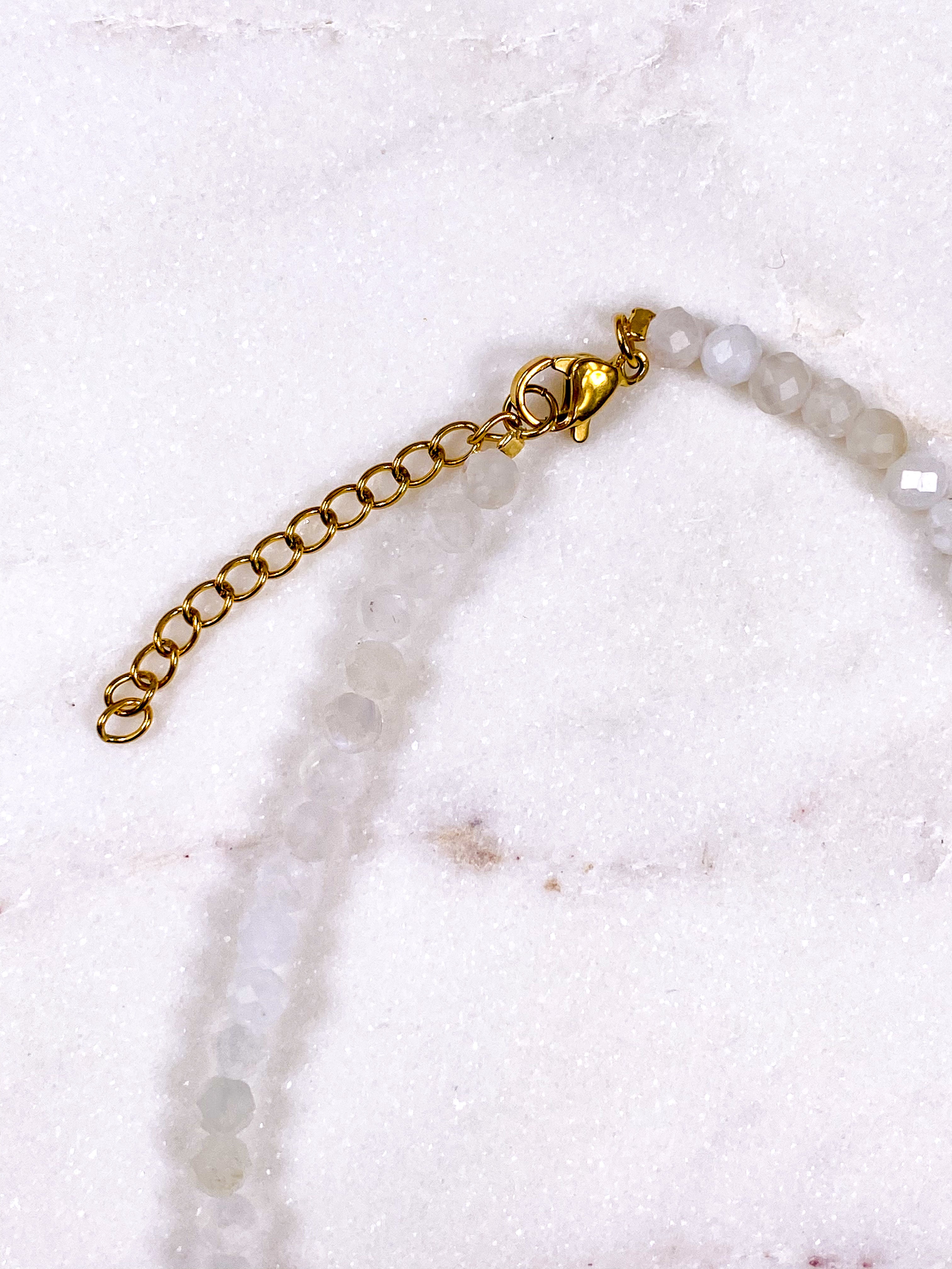 Halsband med fasetterad regnbågsmånesten