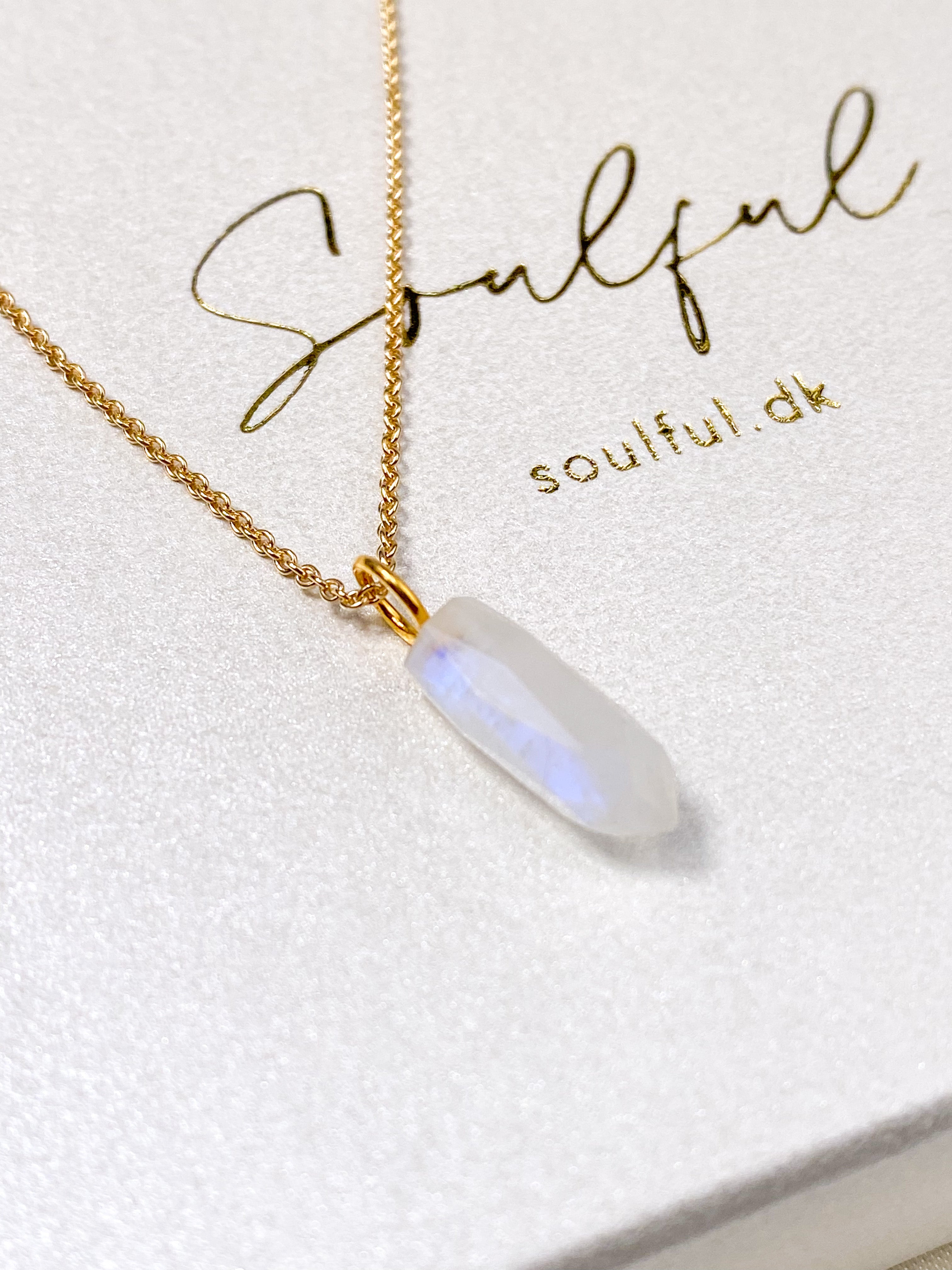 Halsband med spik och regnbågsmånesten