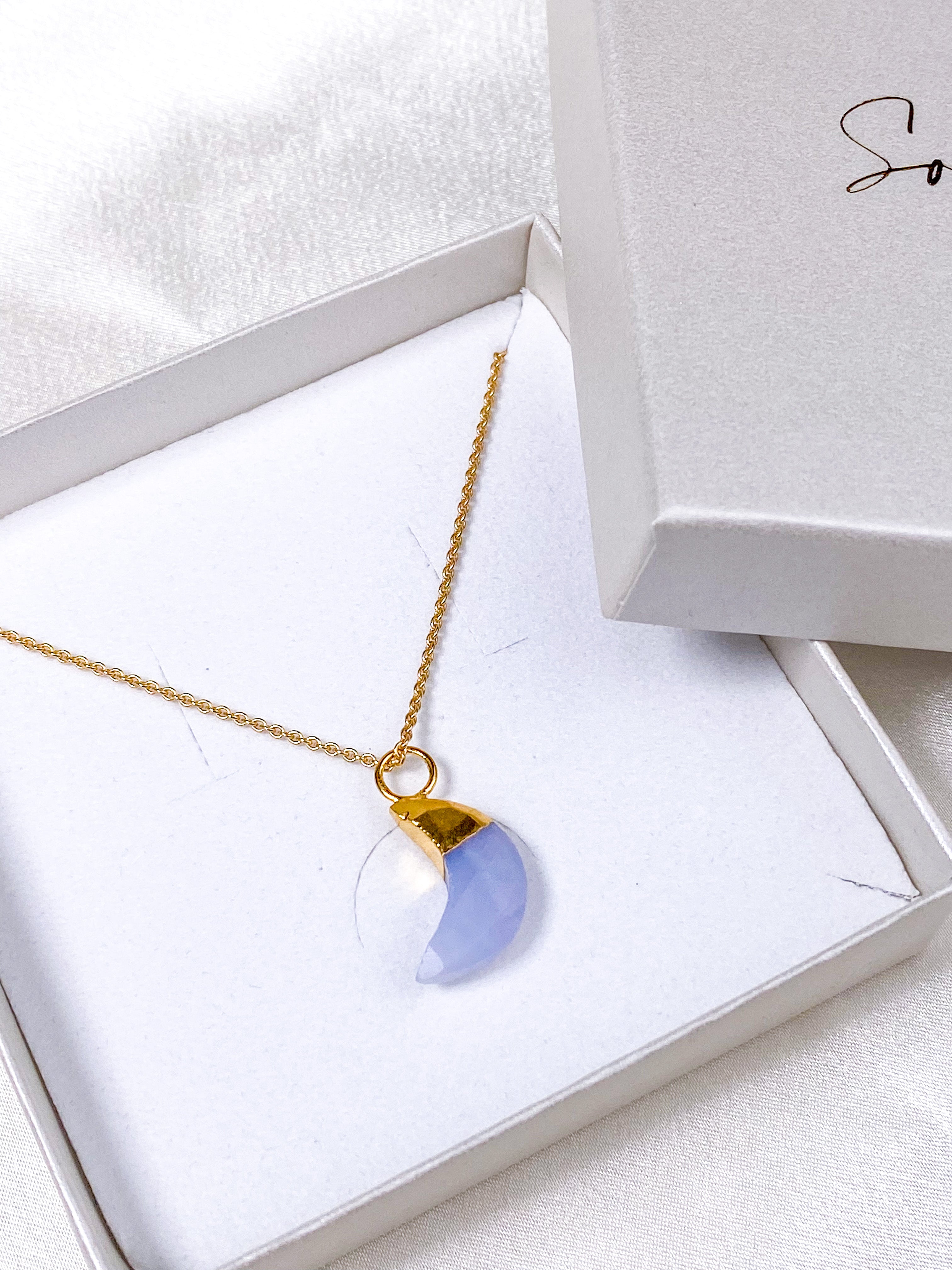 Halsband med månfasett i blond agat