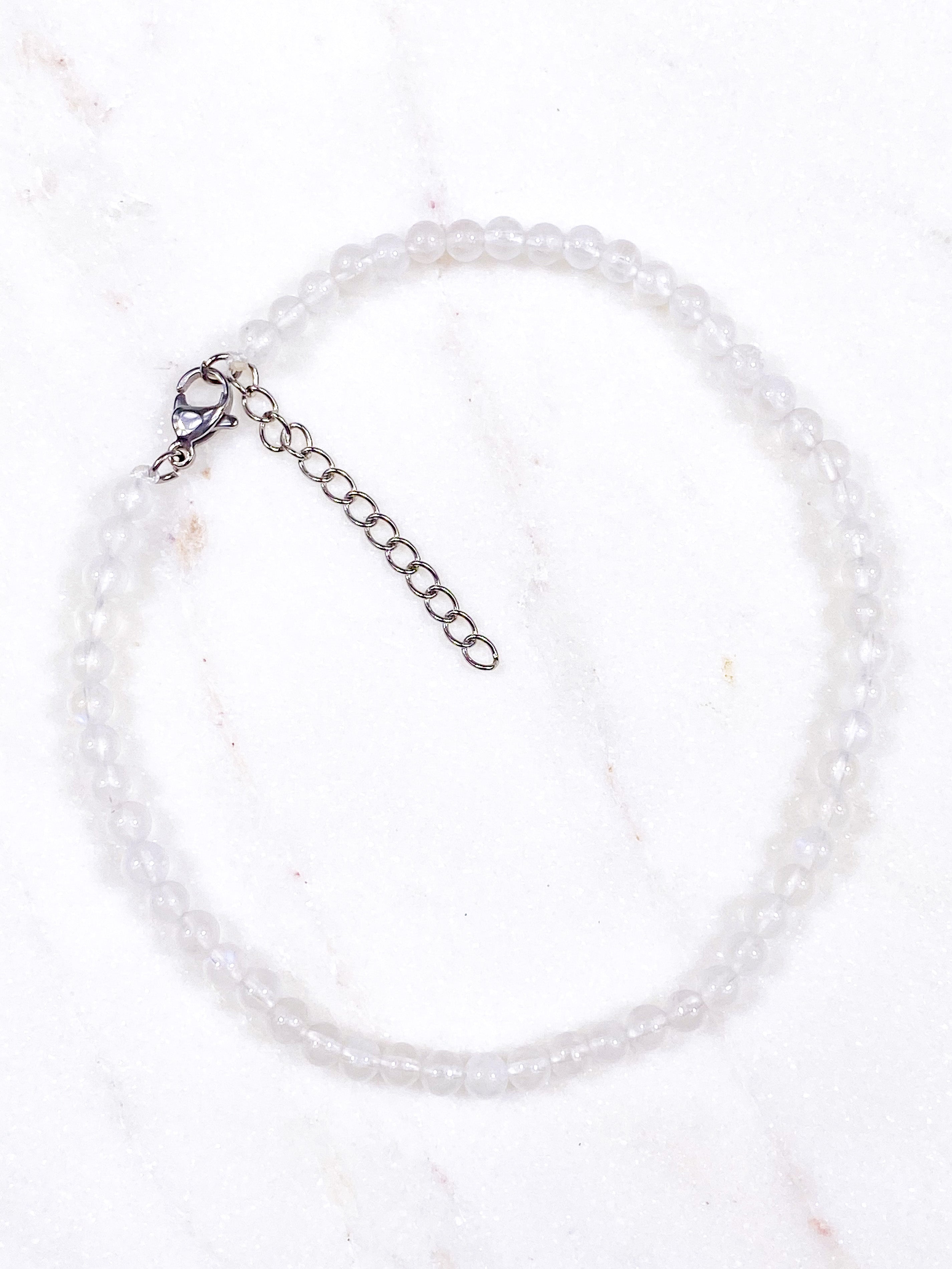 Fotlänk med regnbågsfärgad månsten