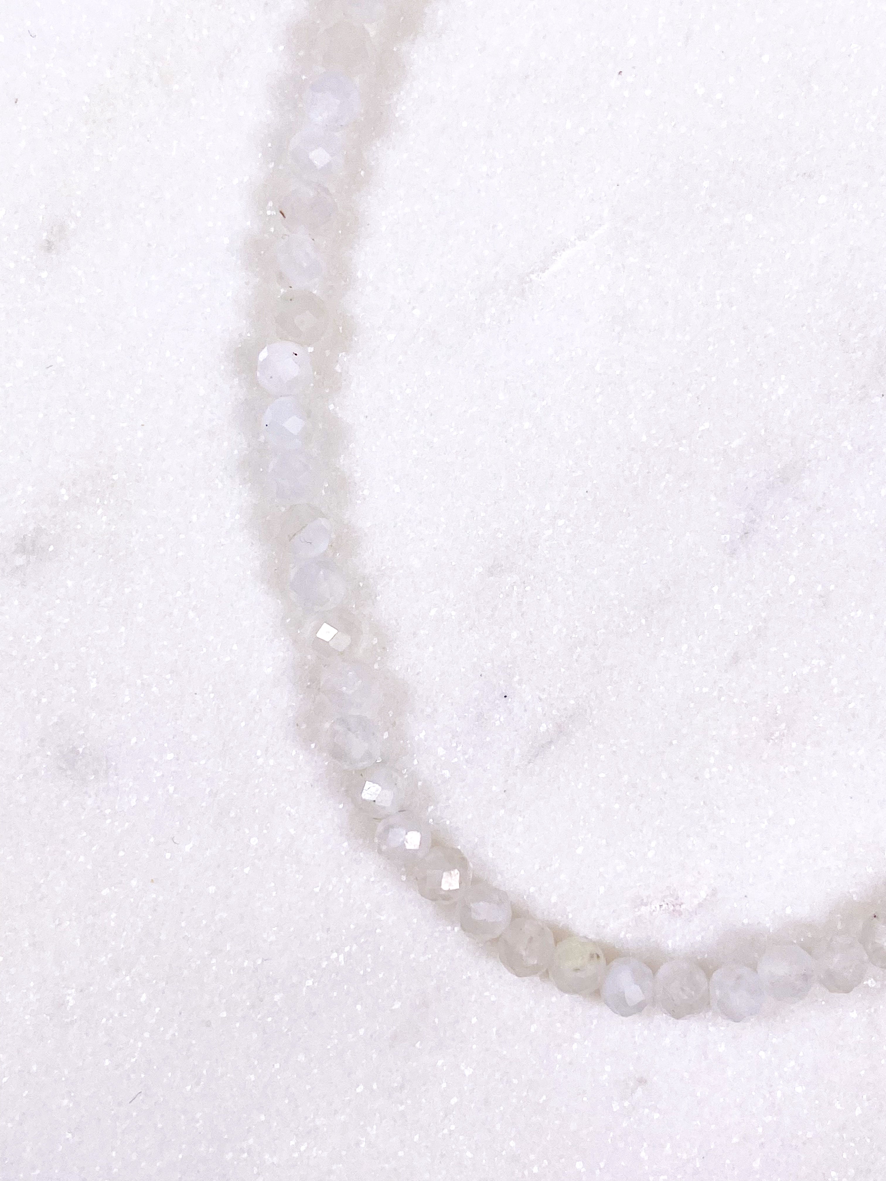 Halsband med fasetterad regnbågsmånesten