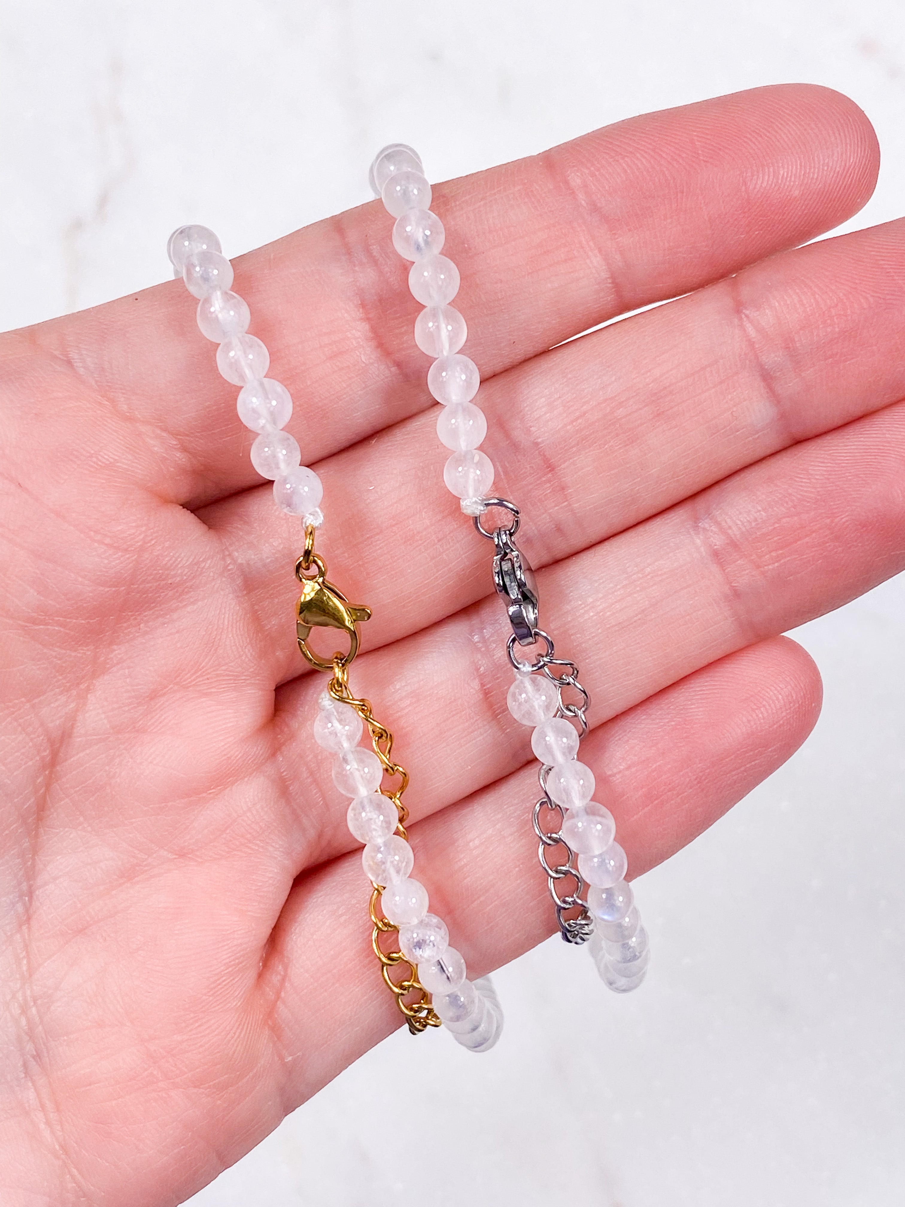 Fotlänk med regnbågsfärgad månsten