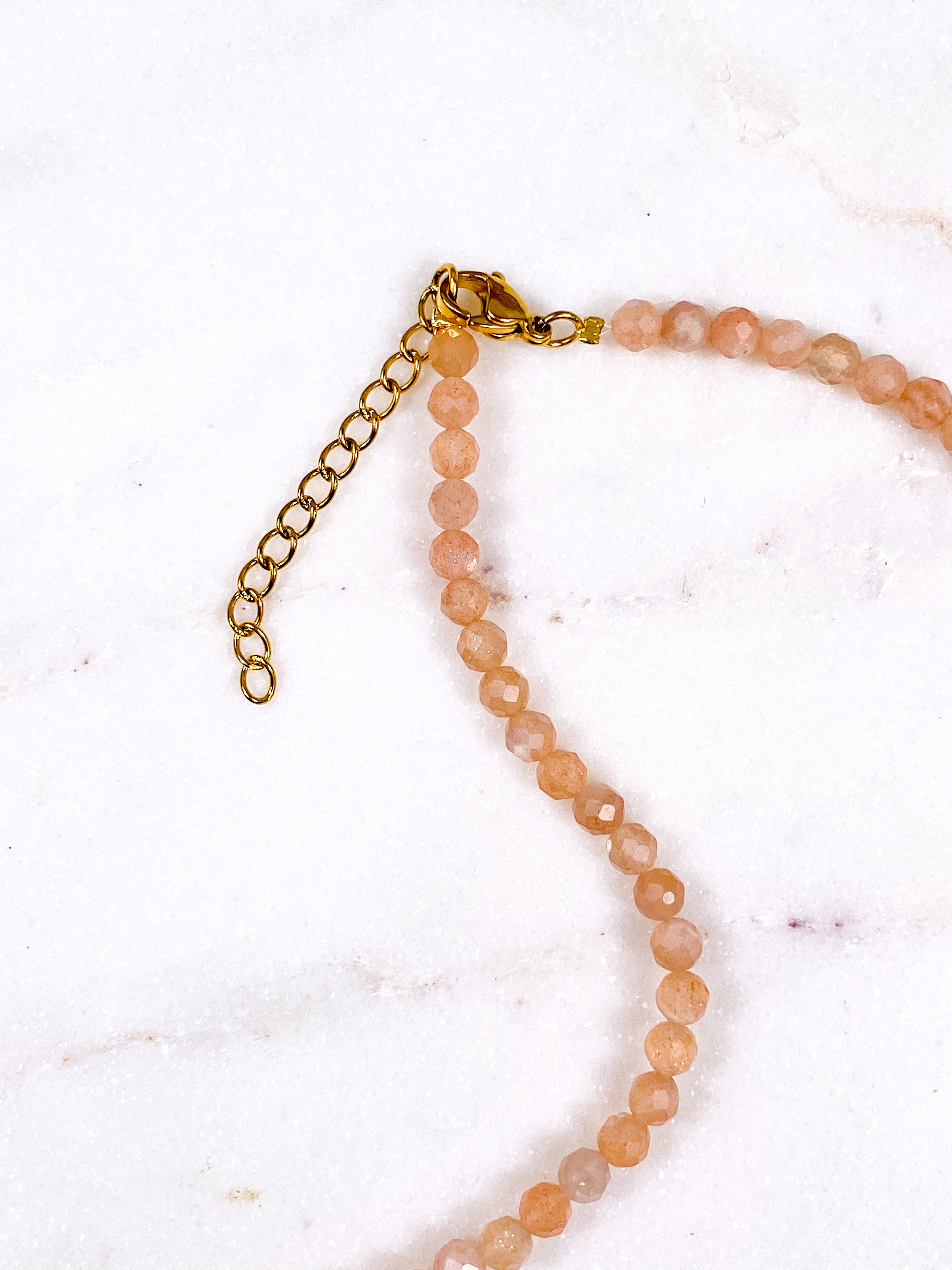 Halsband med månsten och persika