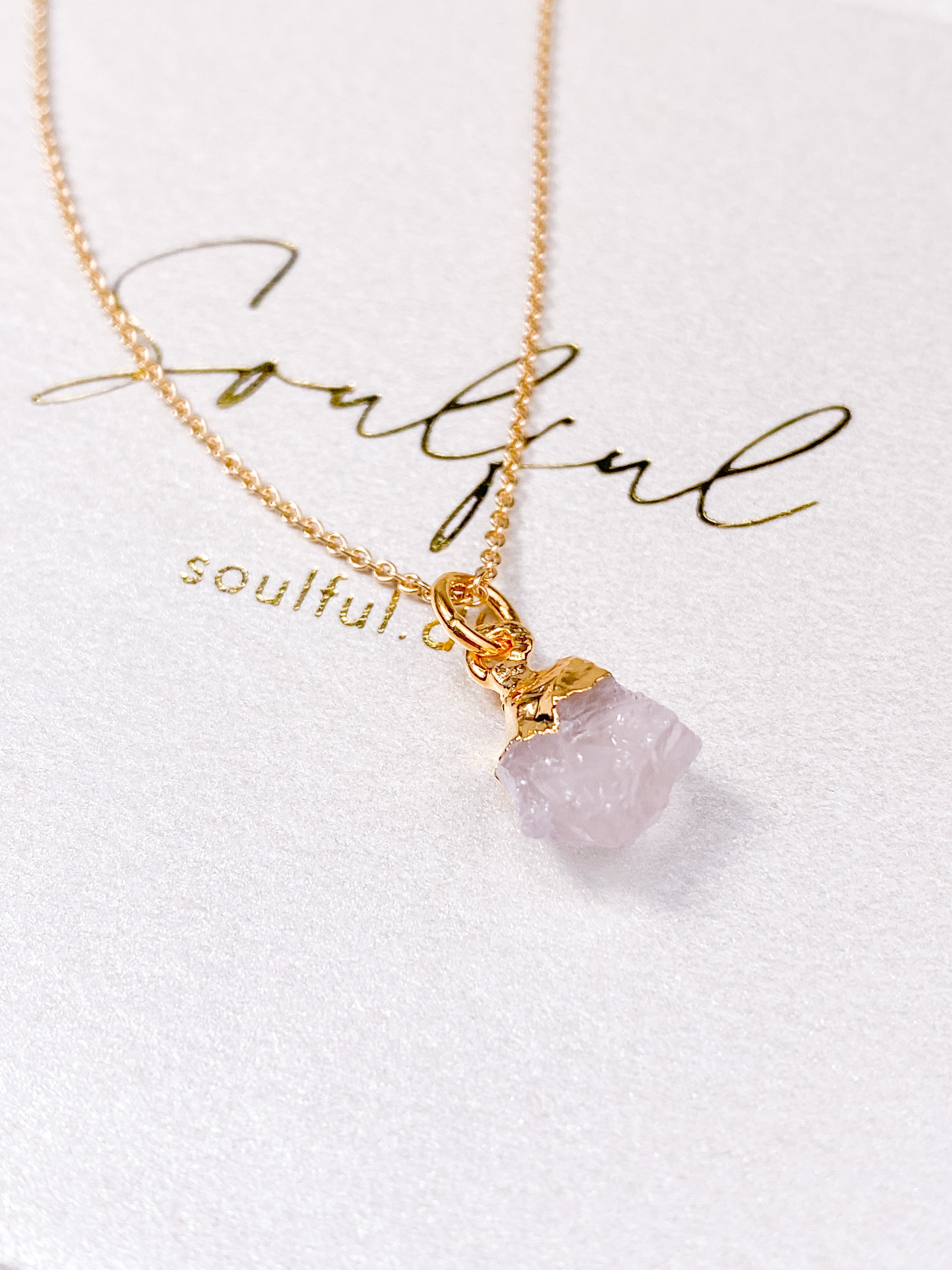 Rosakvarts Raw Necklace (Gold)