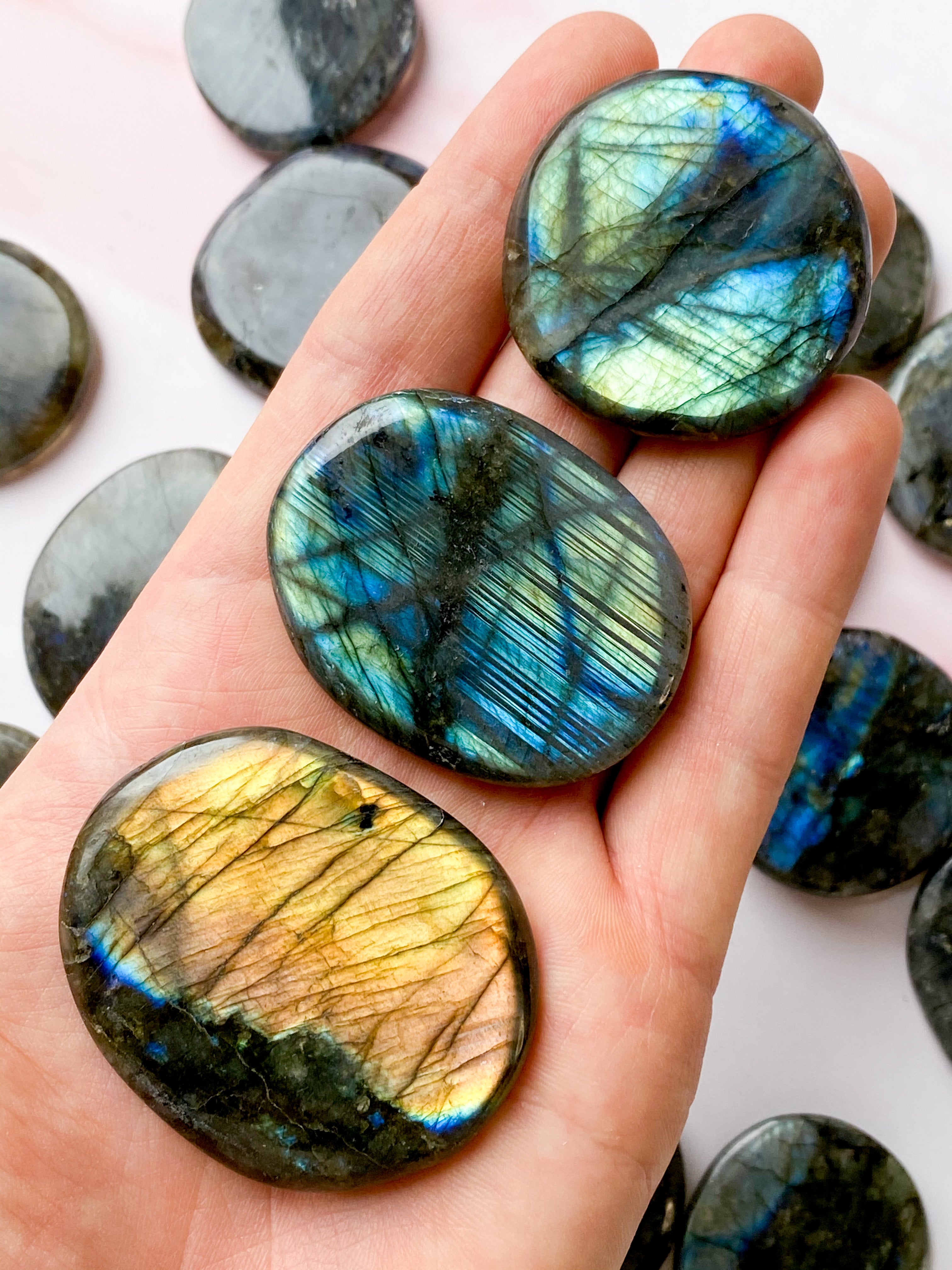 Labradorite polerad