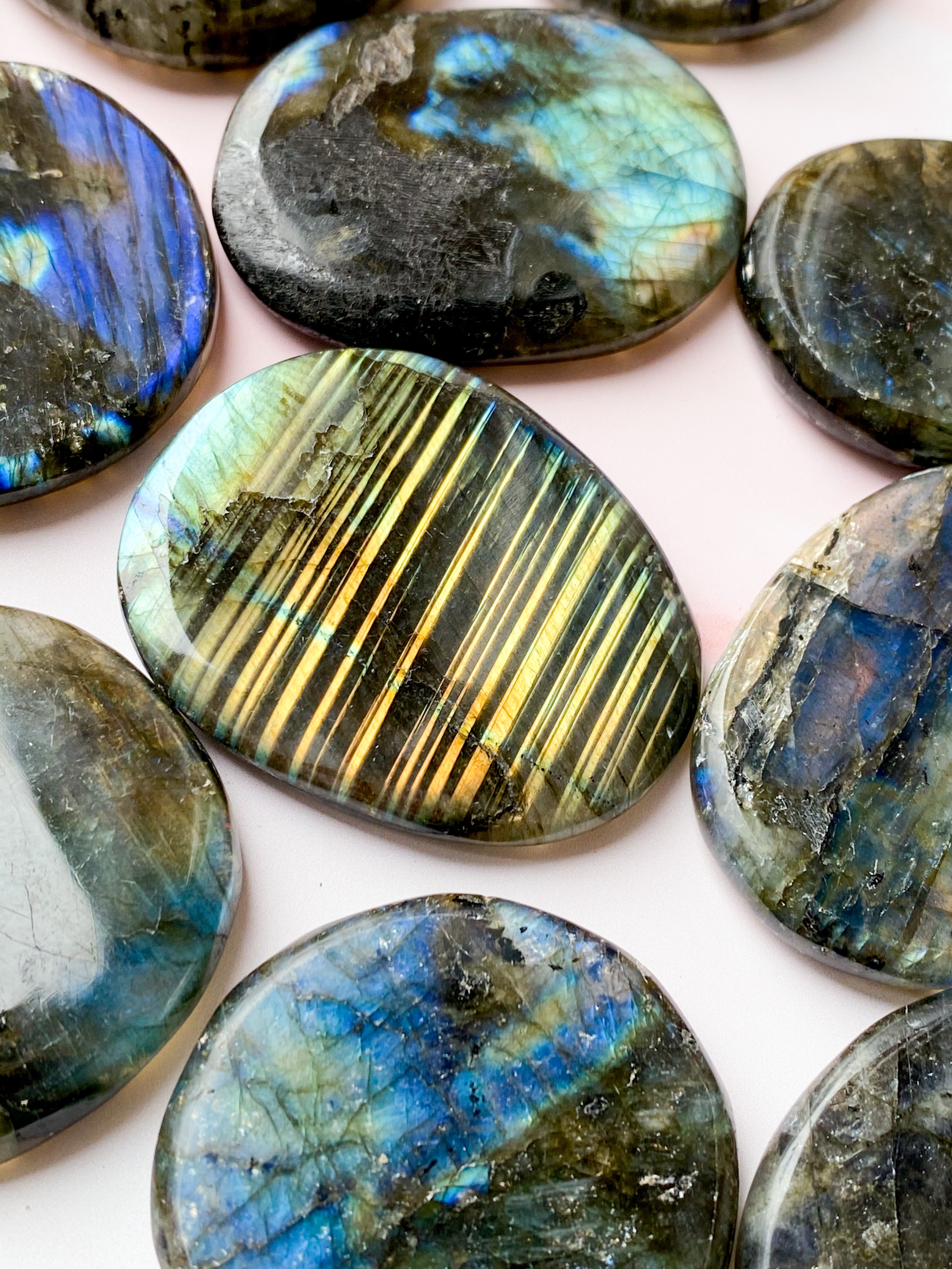 Labradorite polerad