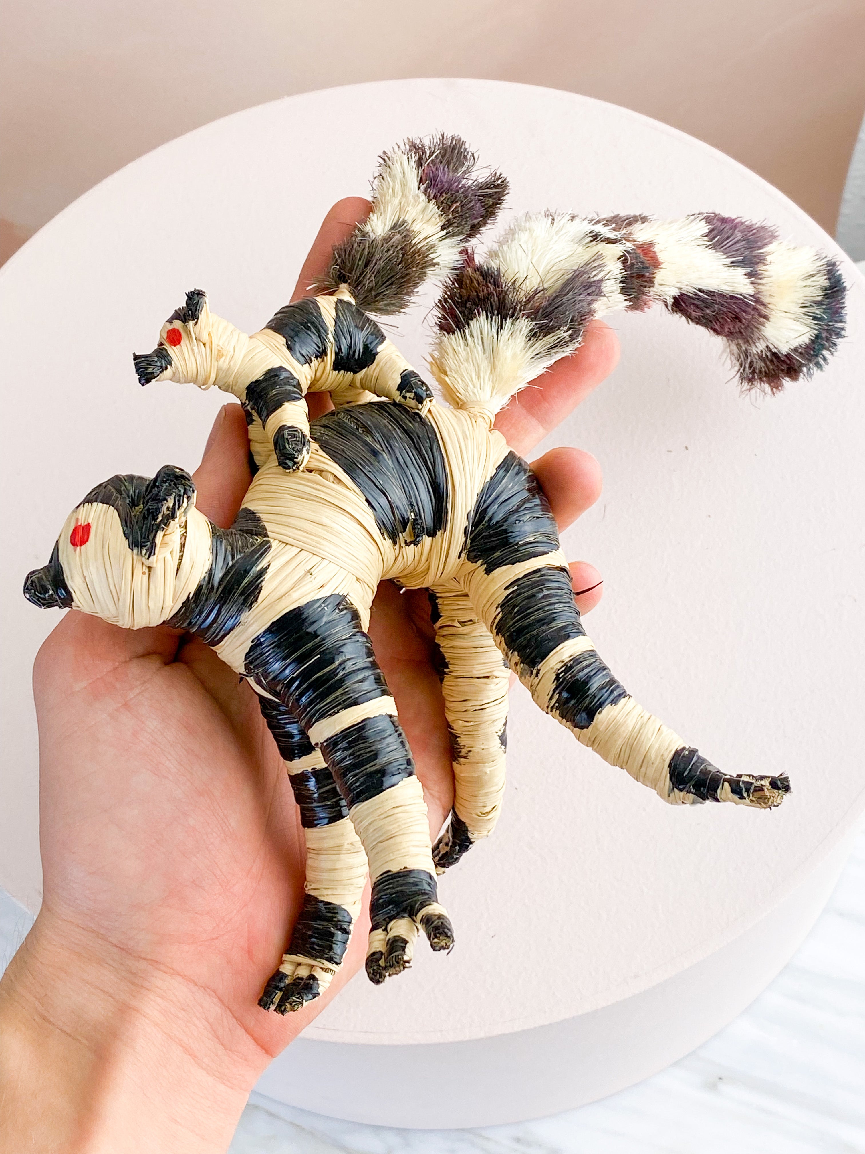 Handvävda lemurer från Madagaskar
