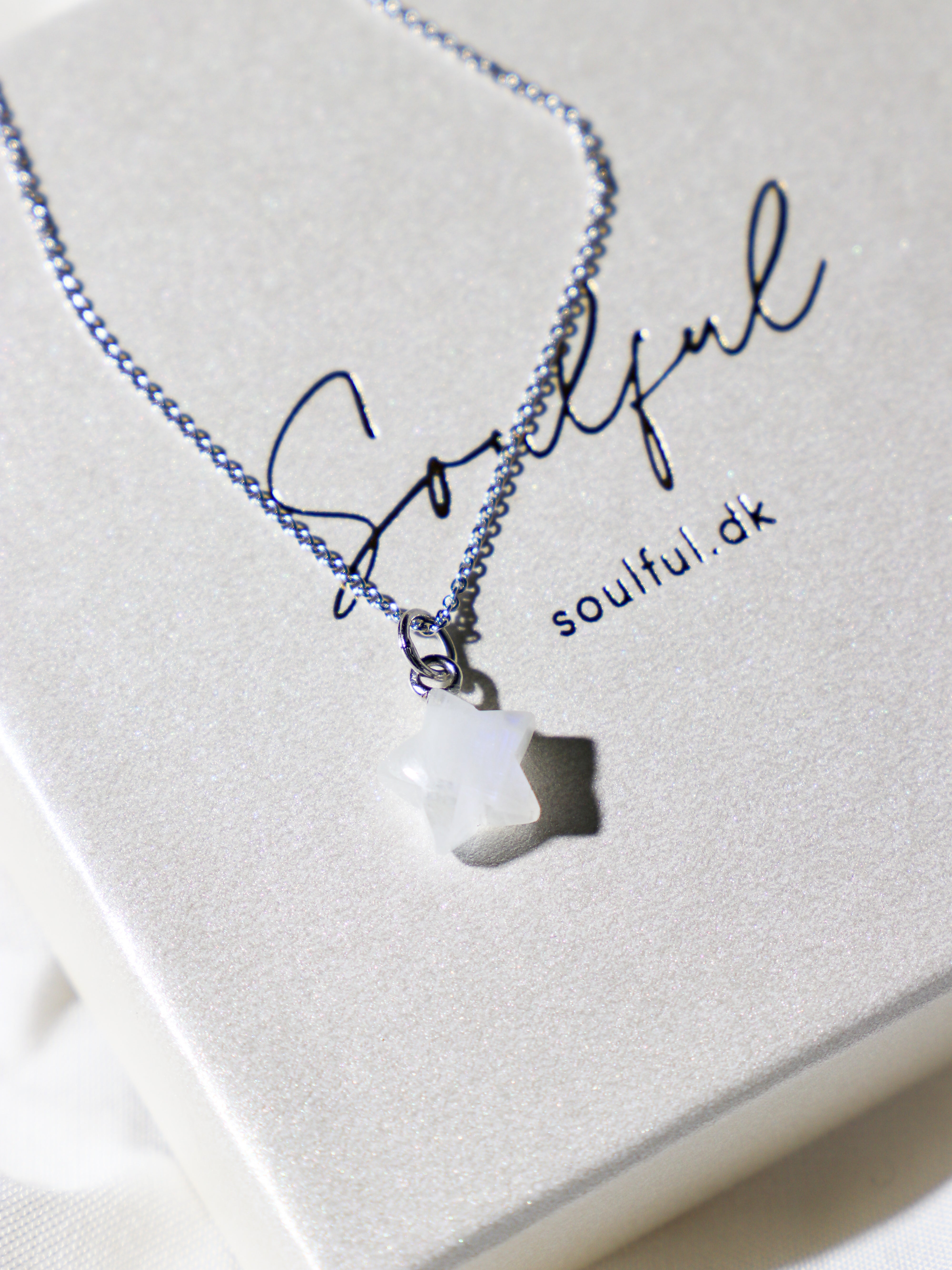 Halsband med petit hjärta i blått kalcedon