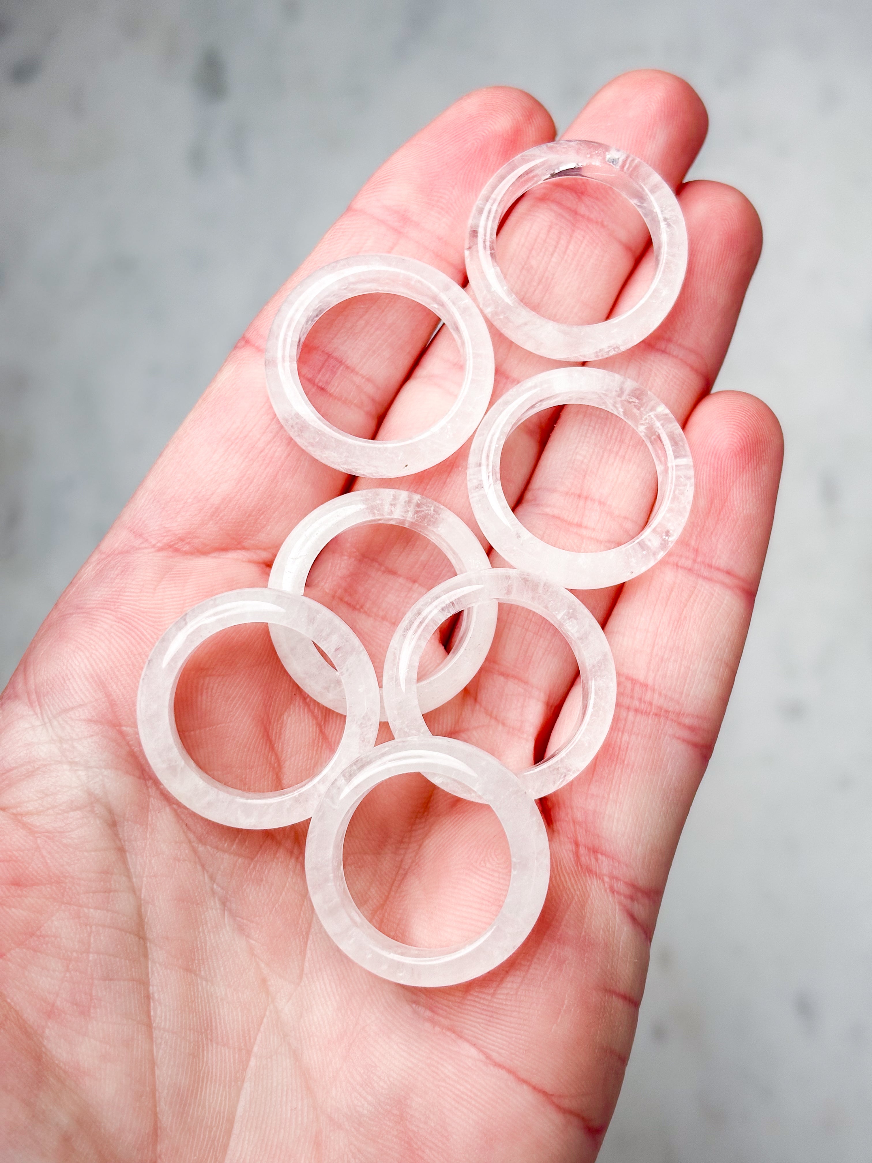 Hållare för bergskristallkula