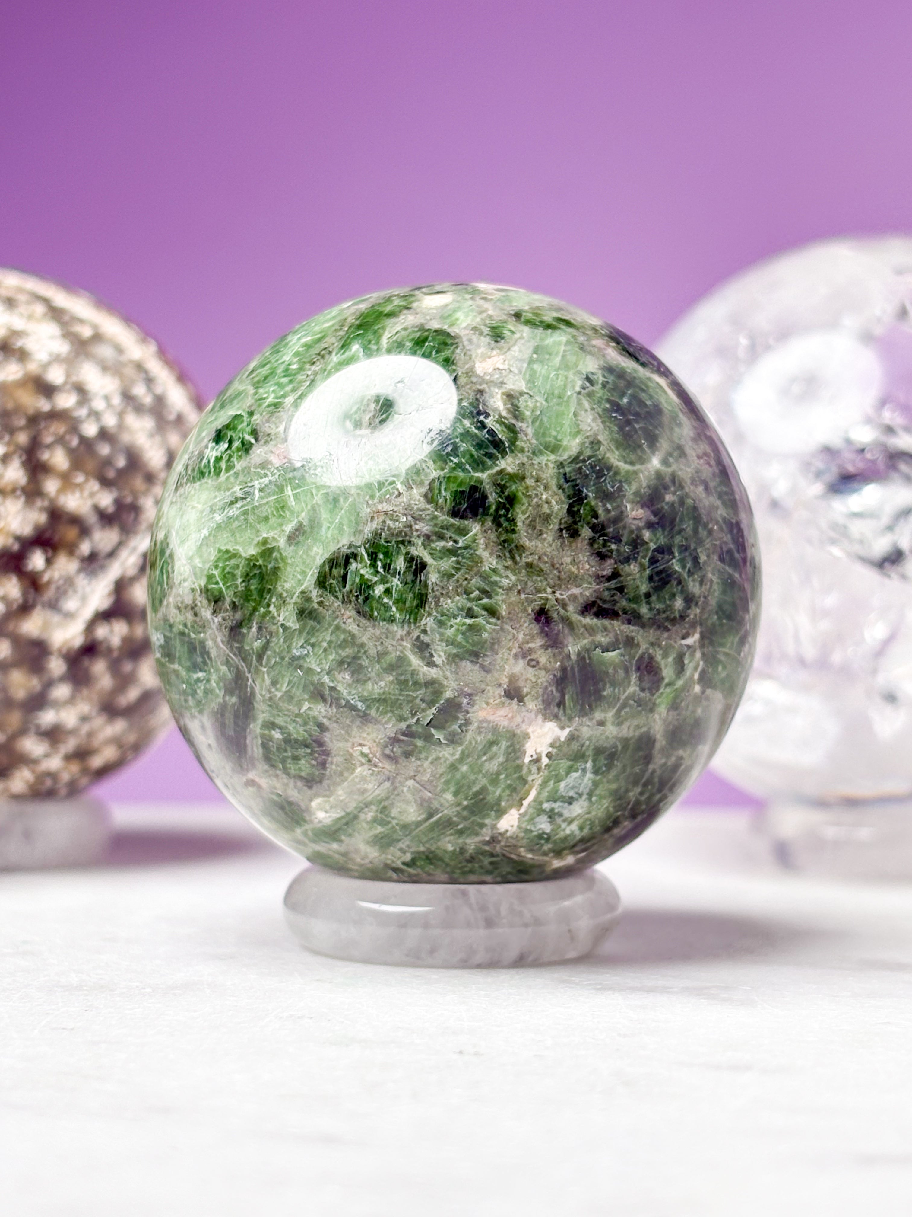 Hållare för bergskristallkula