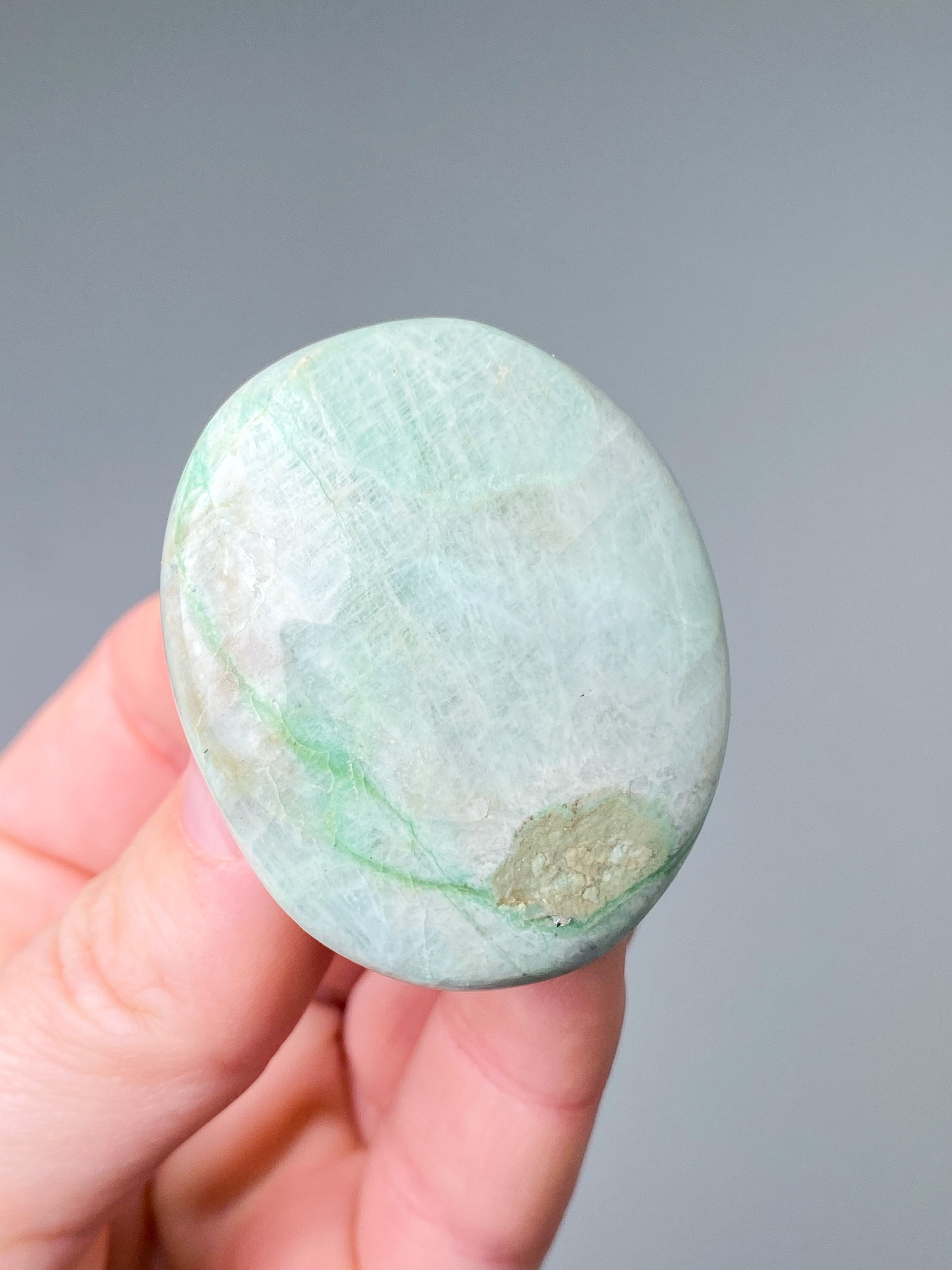 Grön månsten (garnierit) palmsten (nr 5)