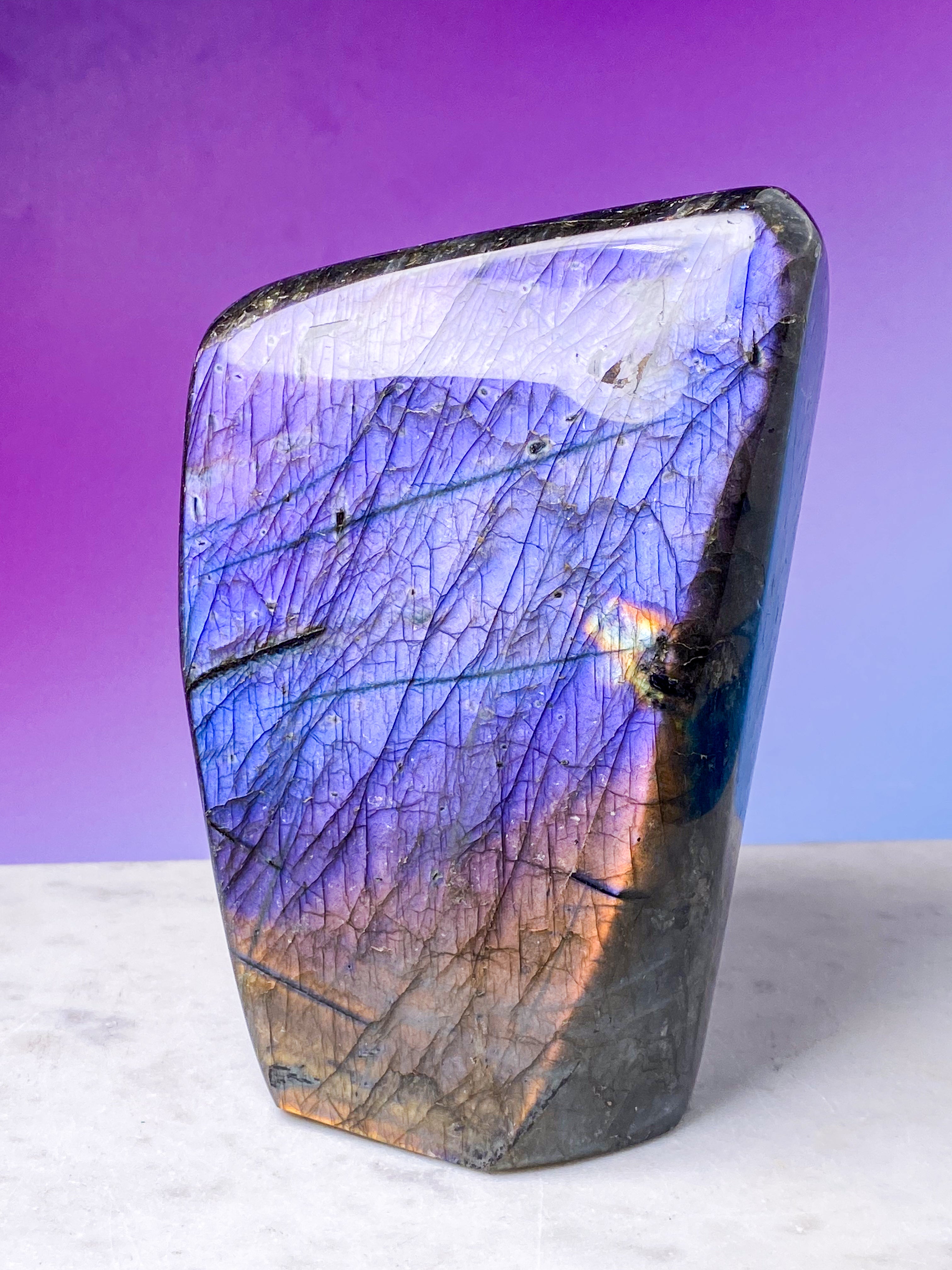 Jättelik lila labradorit friform (nr 1)