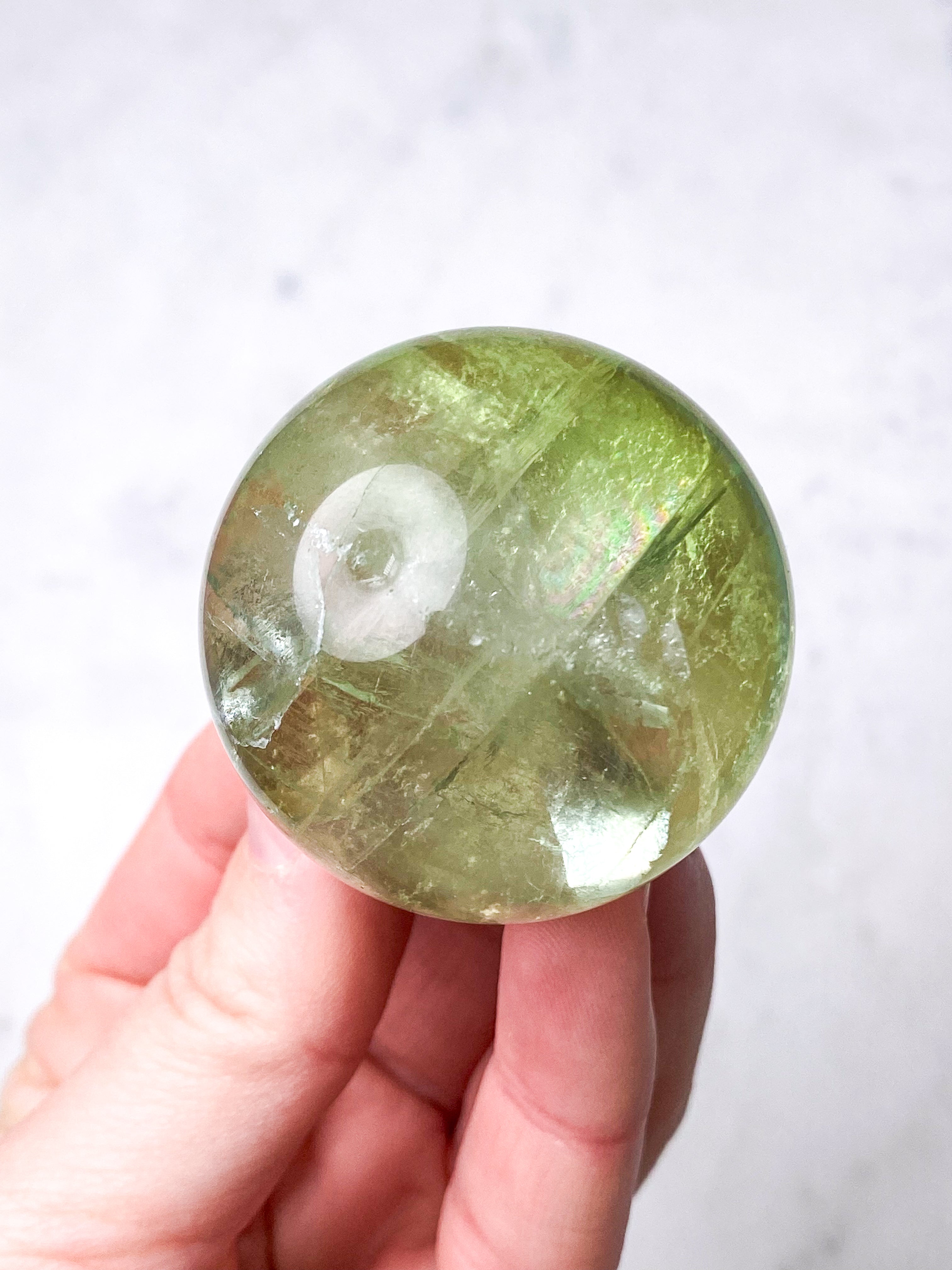 Regnbågsäppelgrön fluoritkula (nr 1)