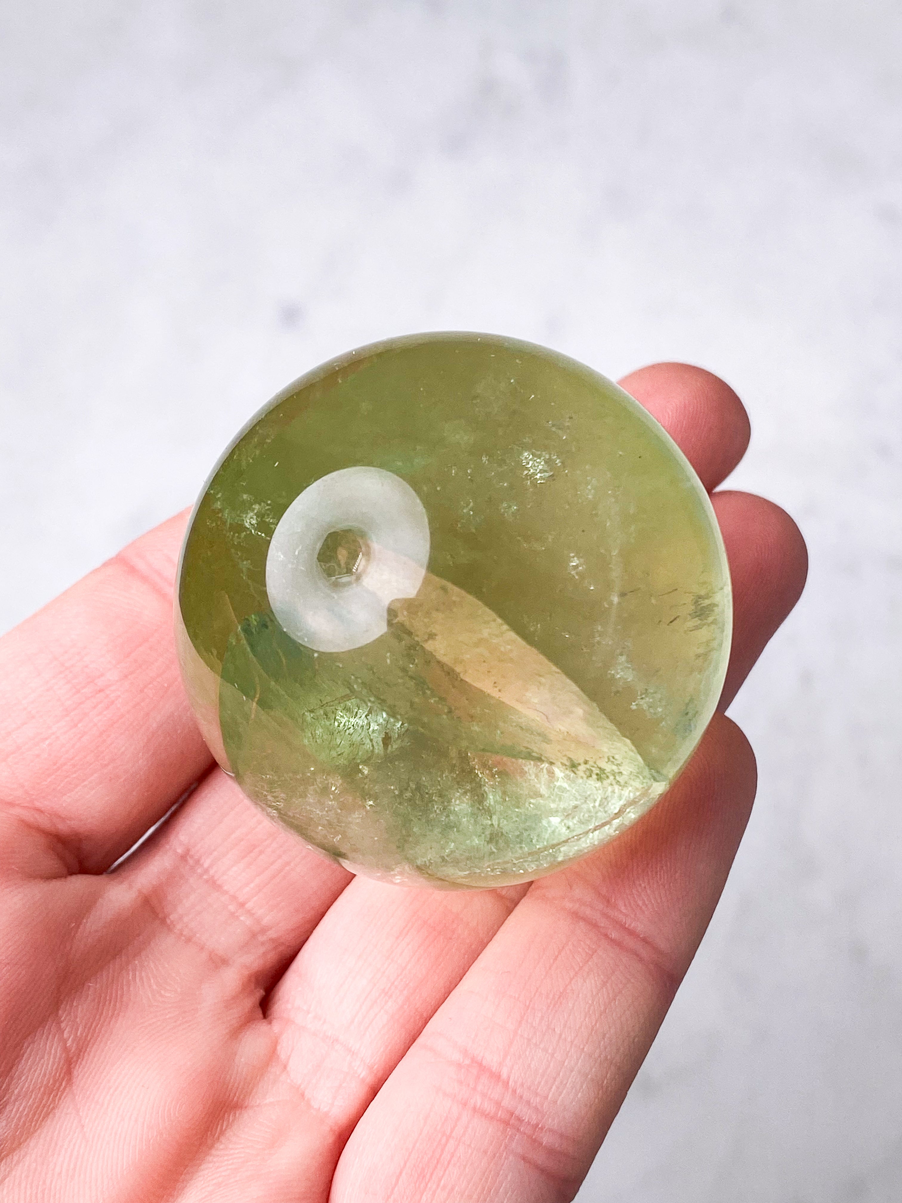 Regnbågsäppelgrön fluoritkula (nr 1)