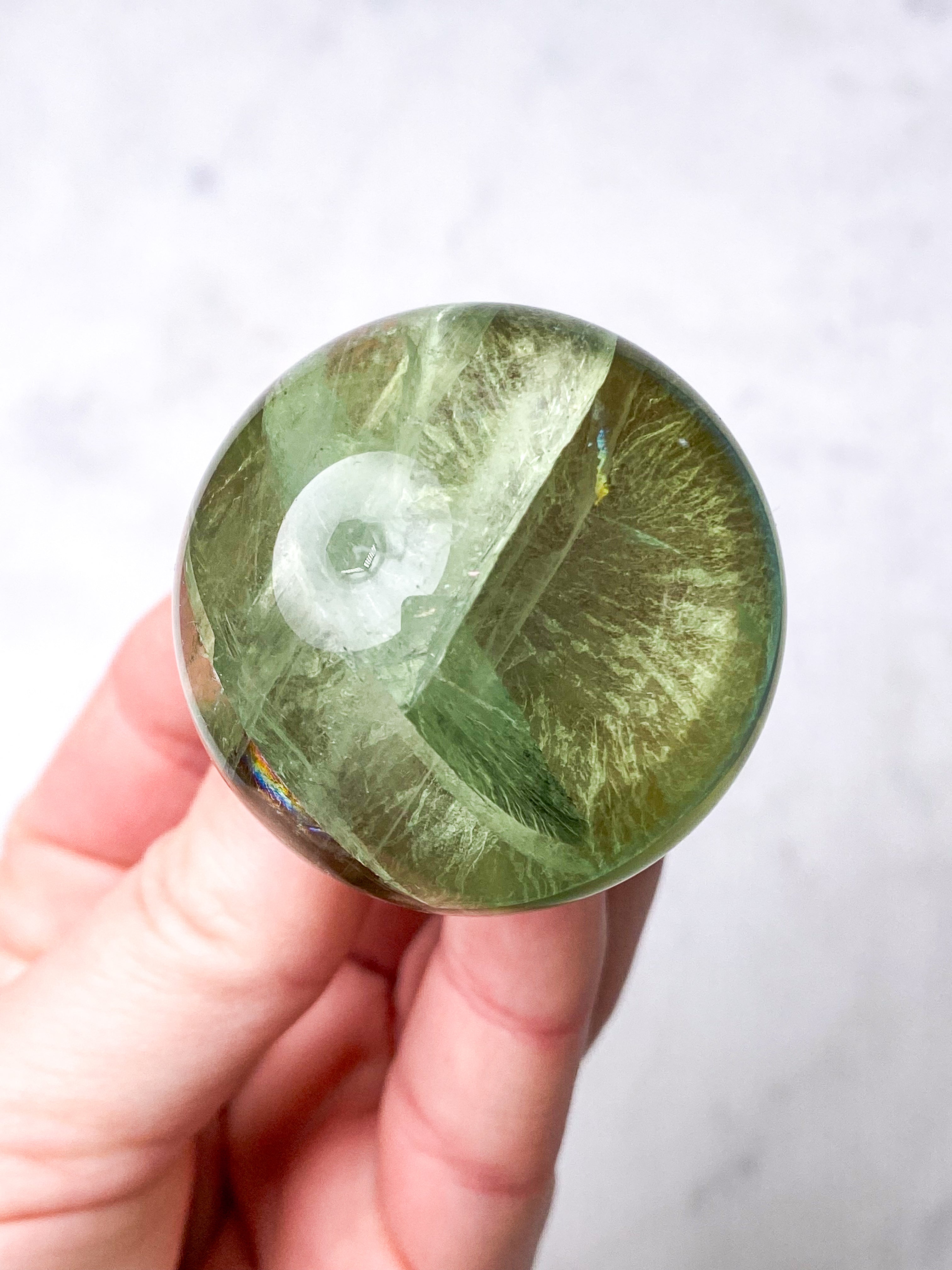 Regnbågsäppelgrön fluoritkula (nr 4)