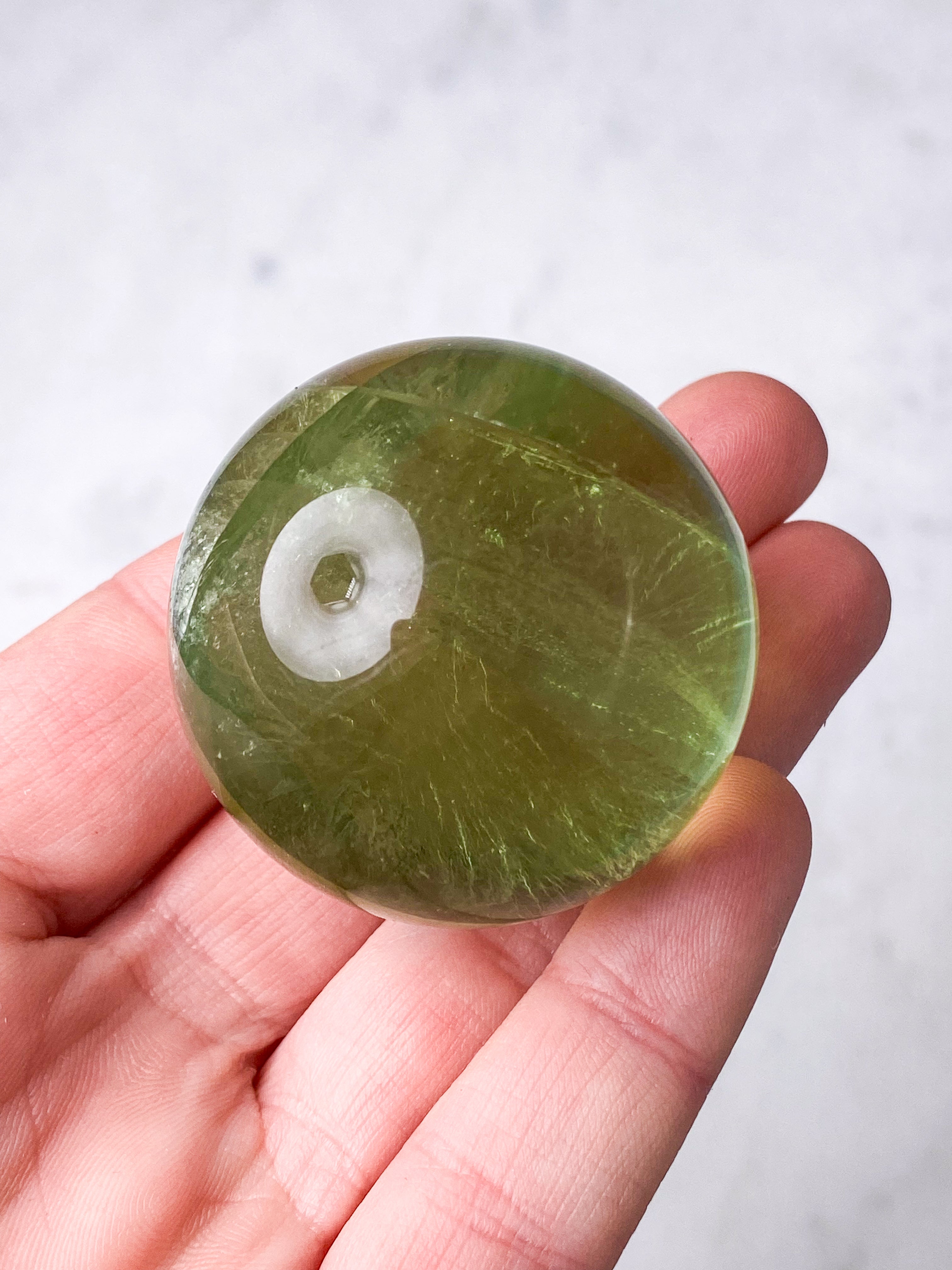 Regnbågsäppelgrön fluoritkula (nr 4)