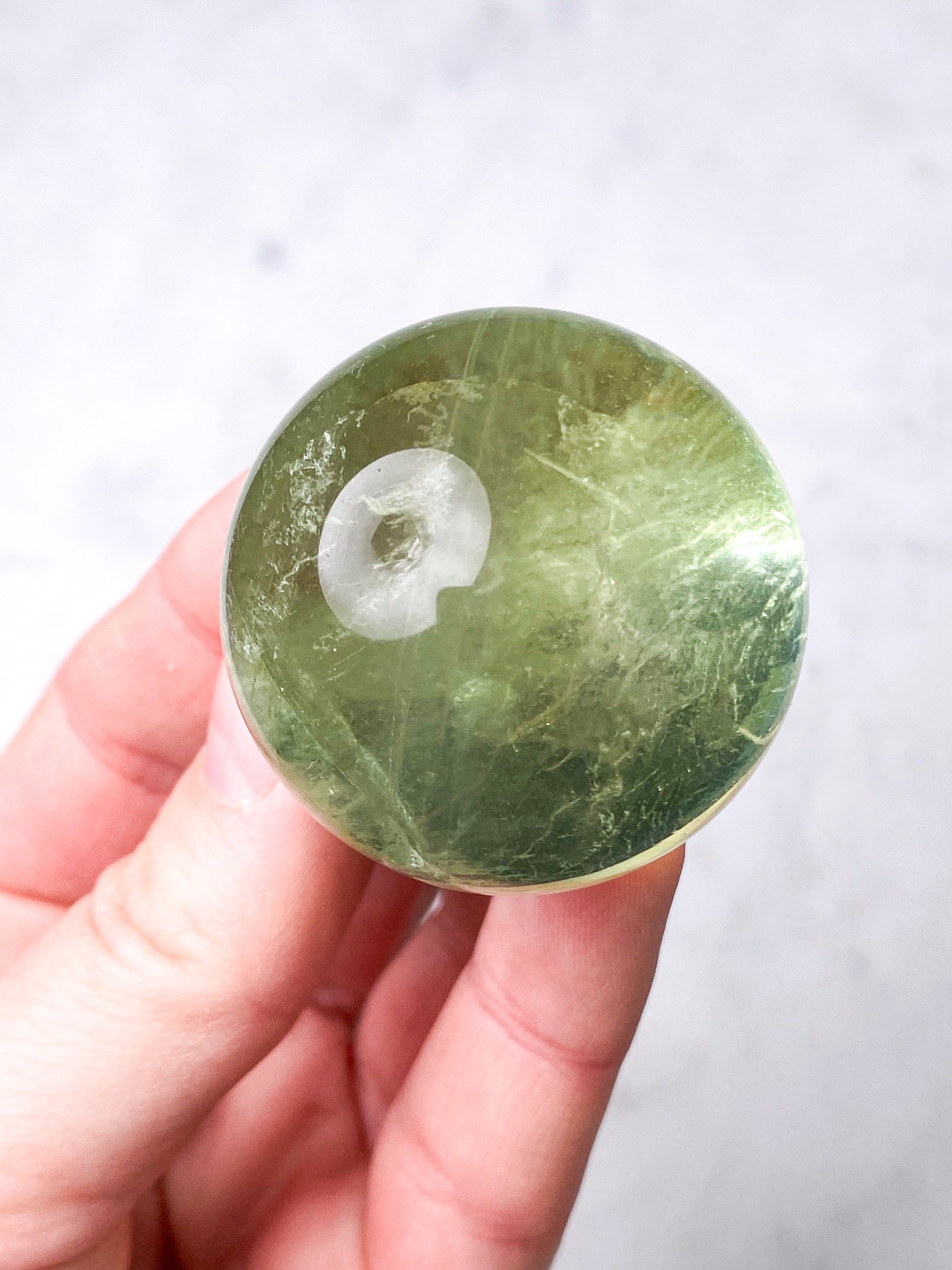 Regnbågsäppelgrön fluoritkula (nr 5)