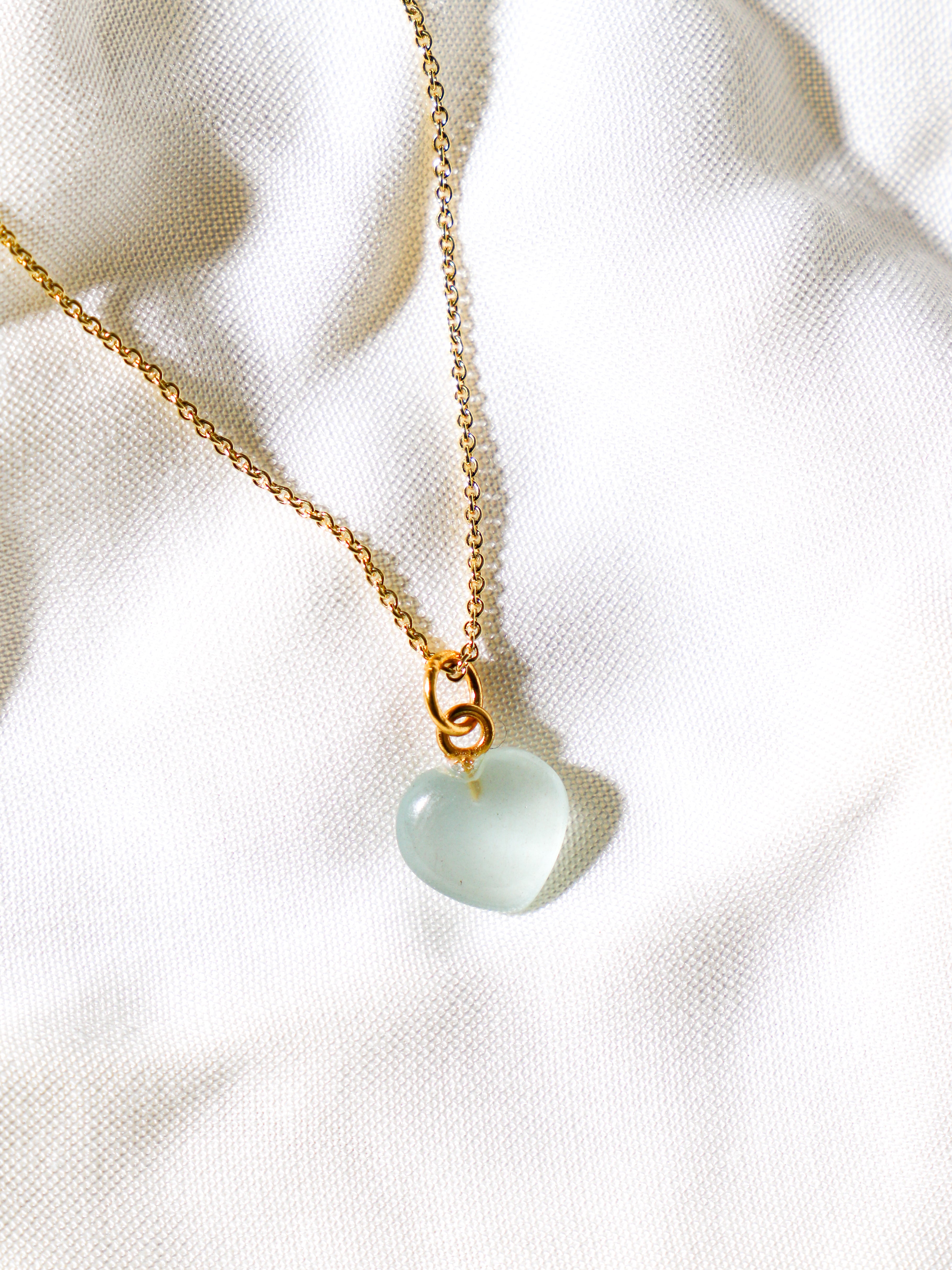 Halsband med petit hjärta i blått kalcedon