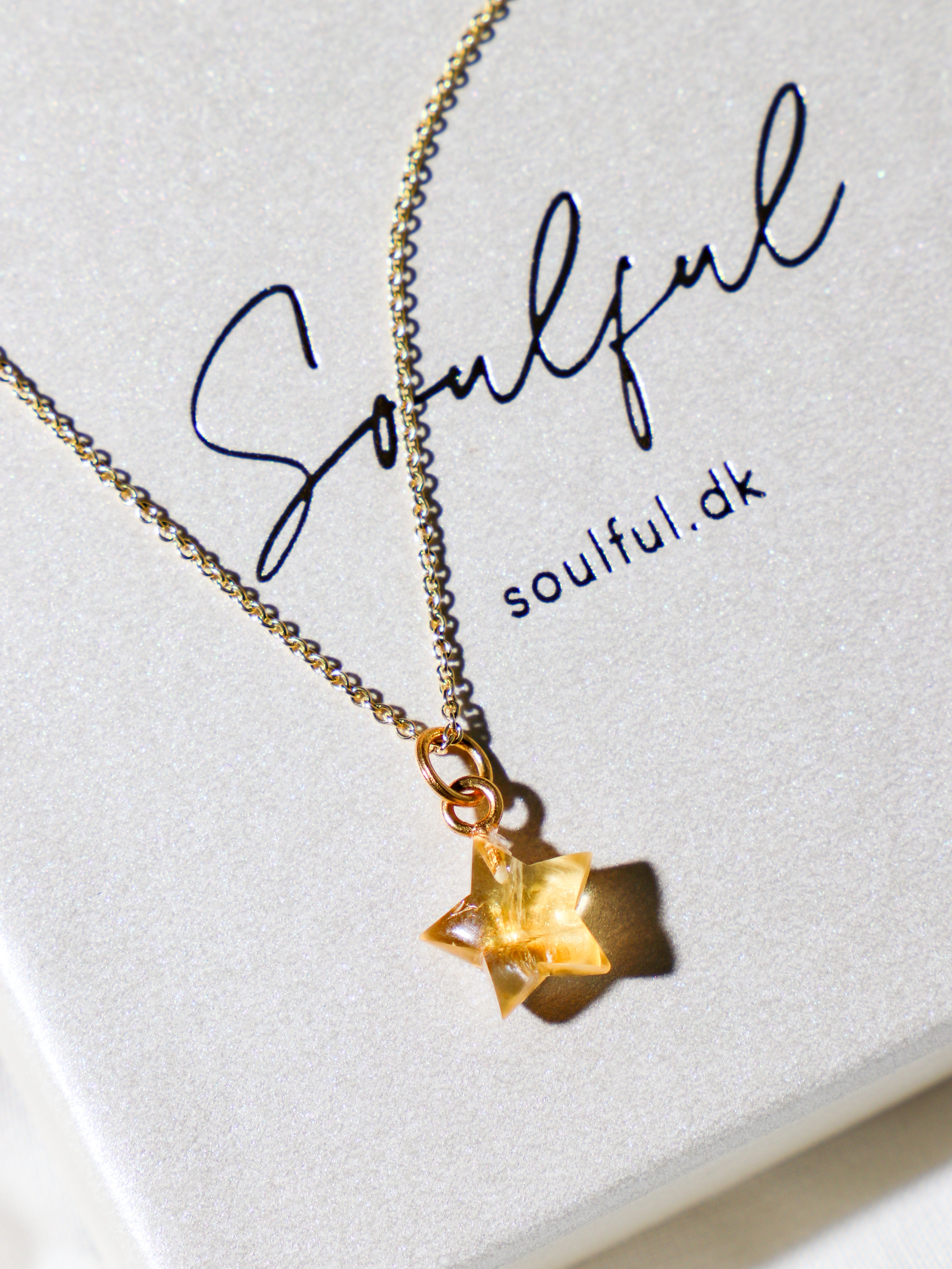 Halsband med petit hjärta i blått kalcedon