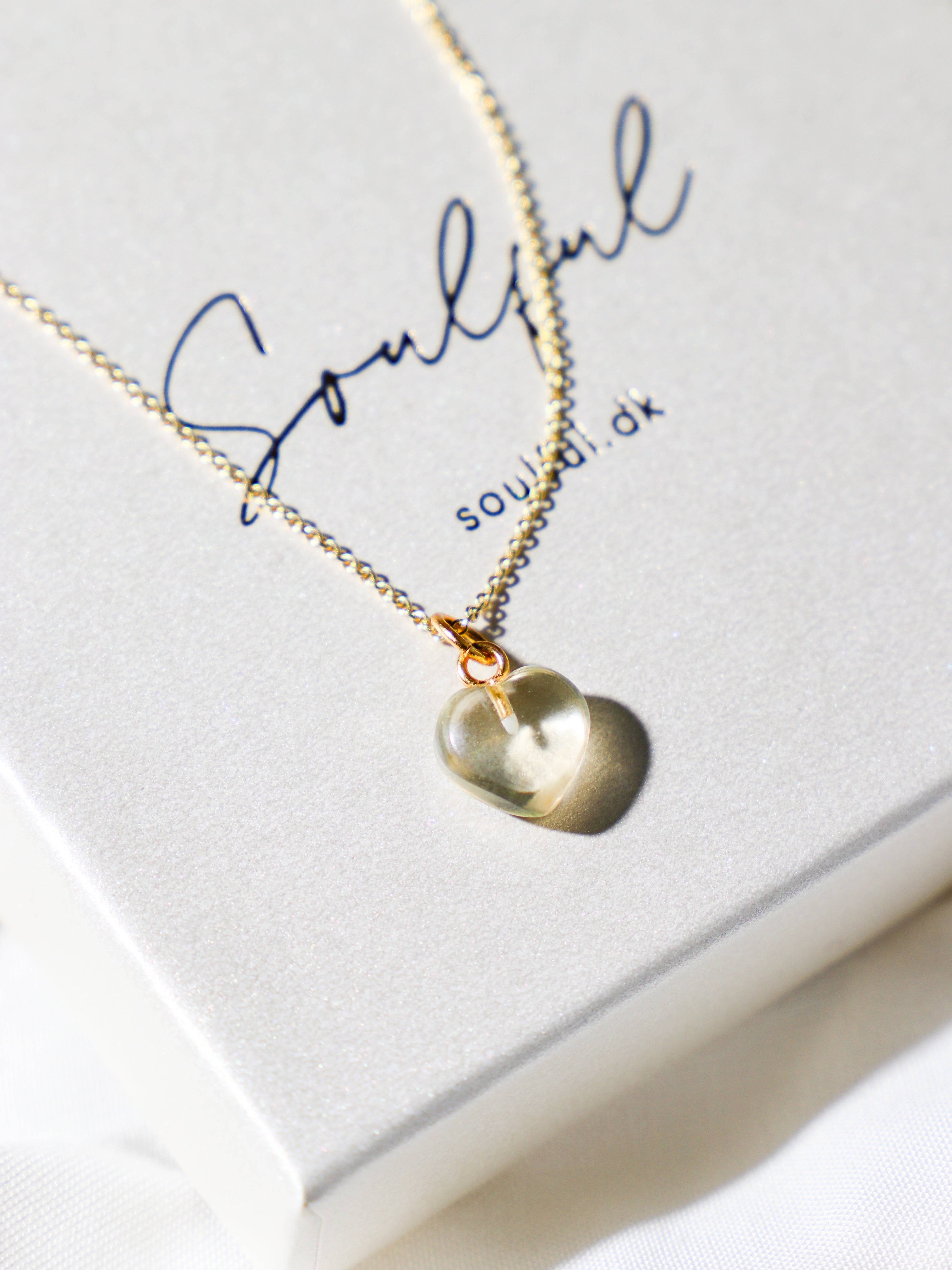 Halsband med petit hjärta i blått kalcedon