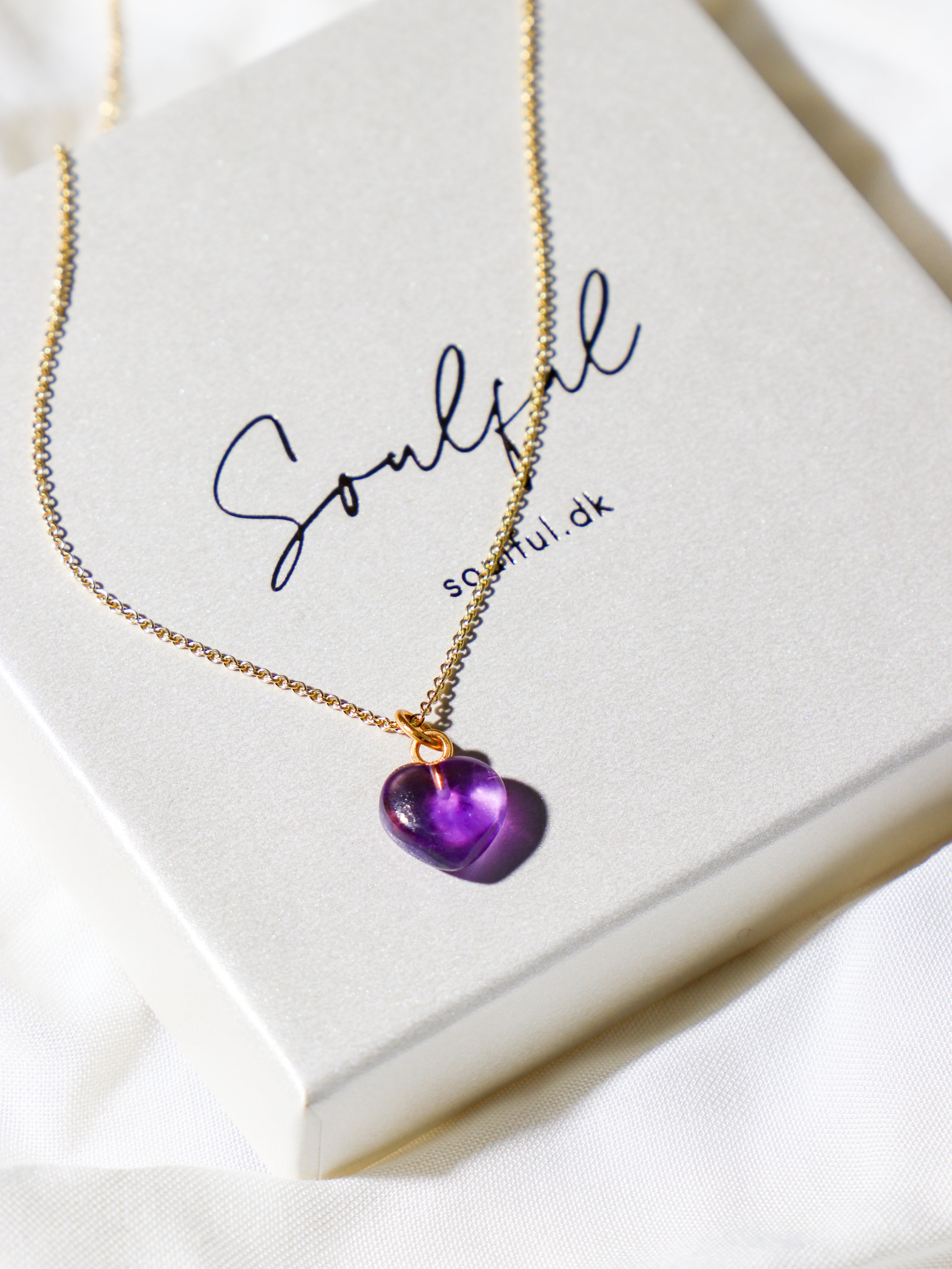 Halsband med petit hjärta i blått kalcedon