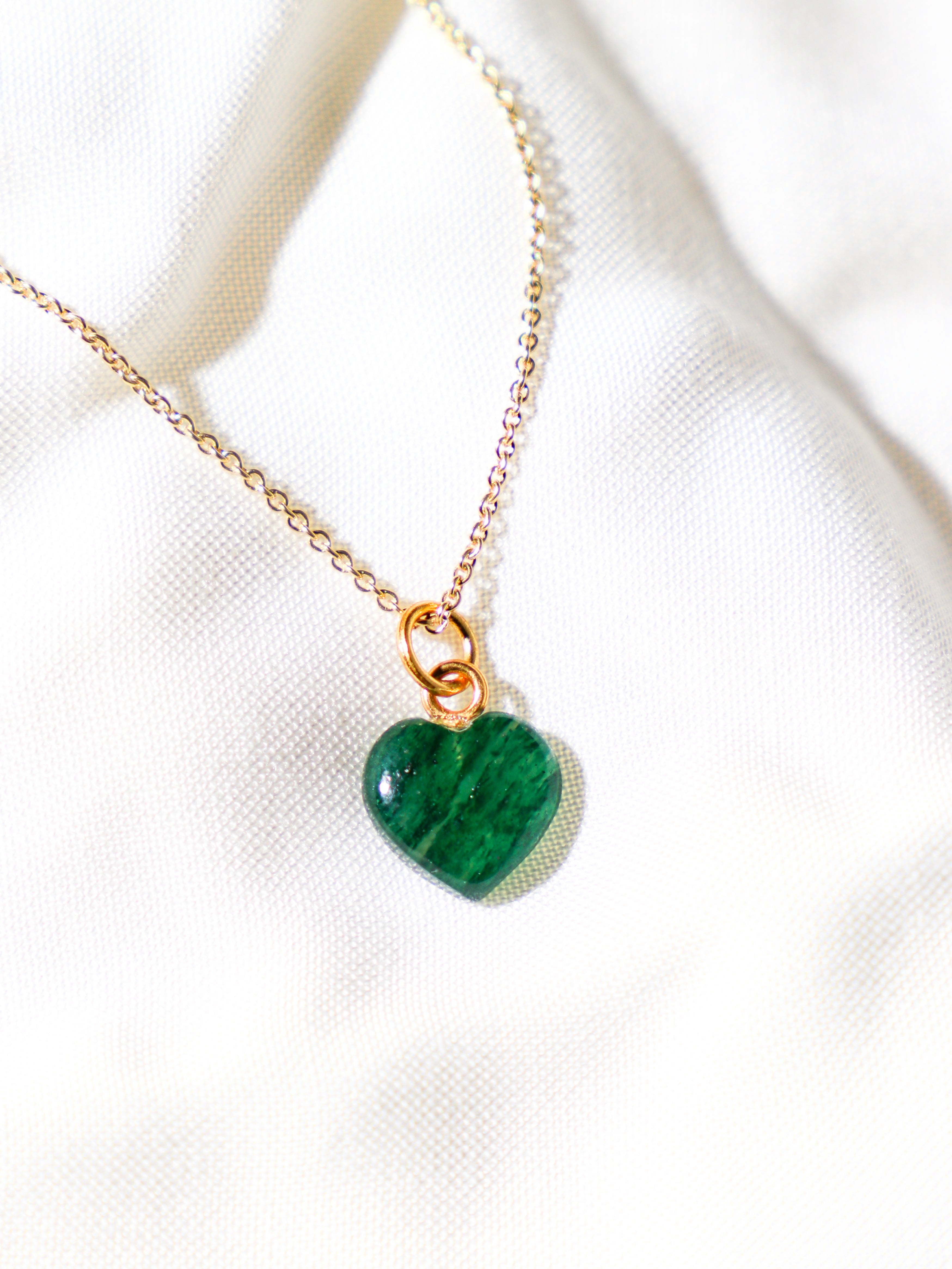 Halsband med petit hjärta i blått kalcedon