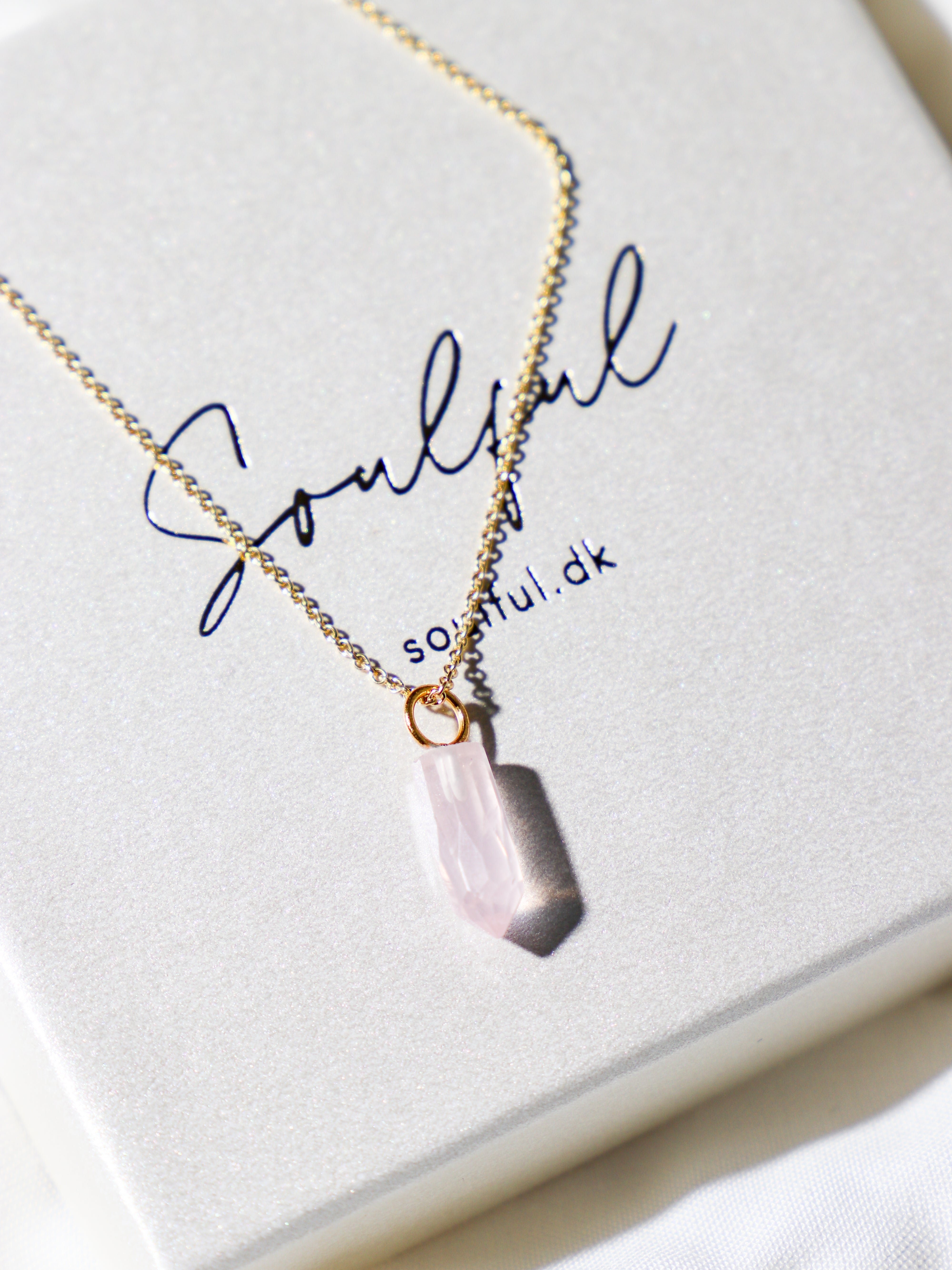 Halsband med petit hjärta i blått kalcedon