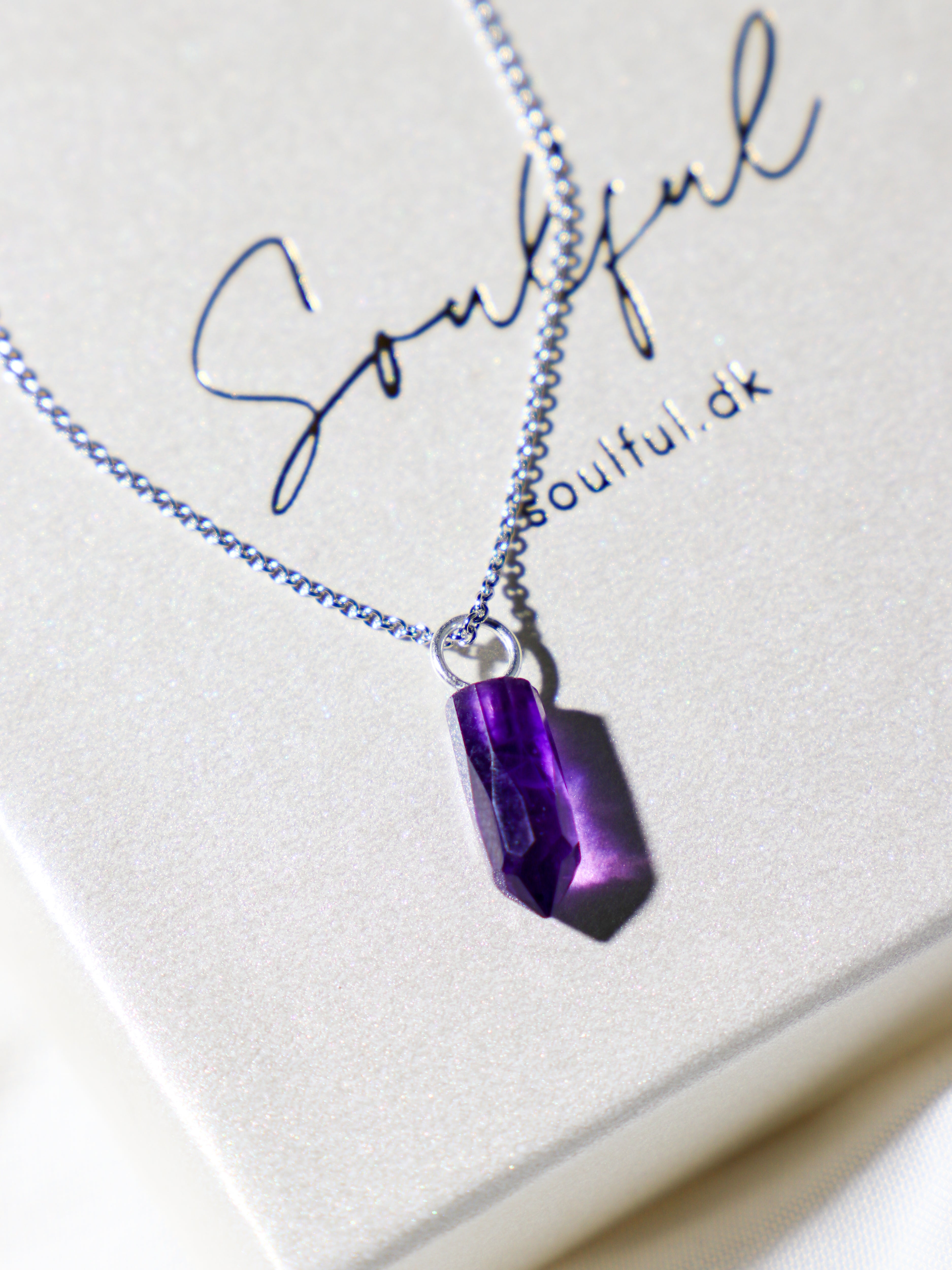 Halsband med petit hjärta i blått kalcedon