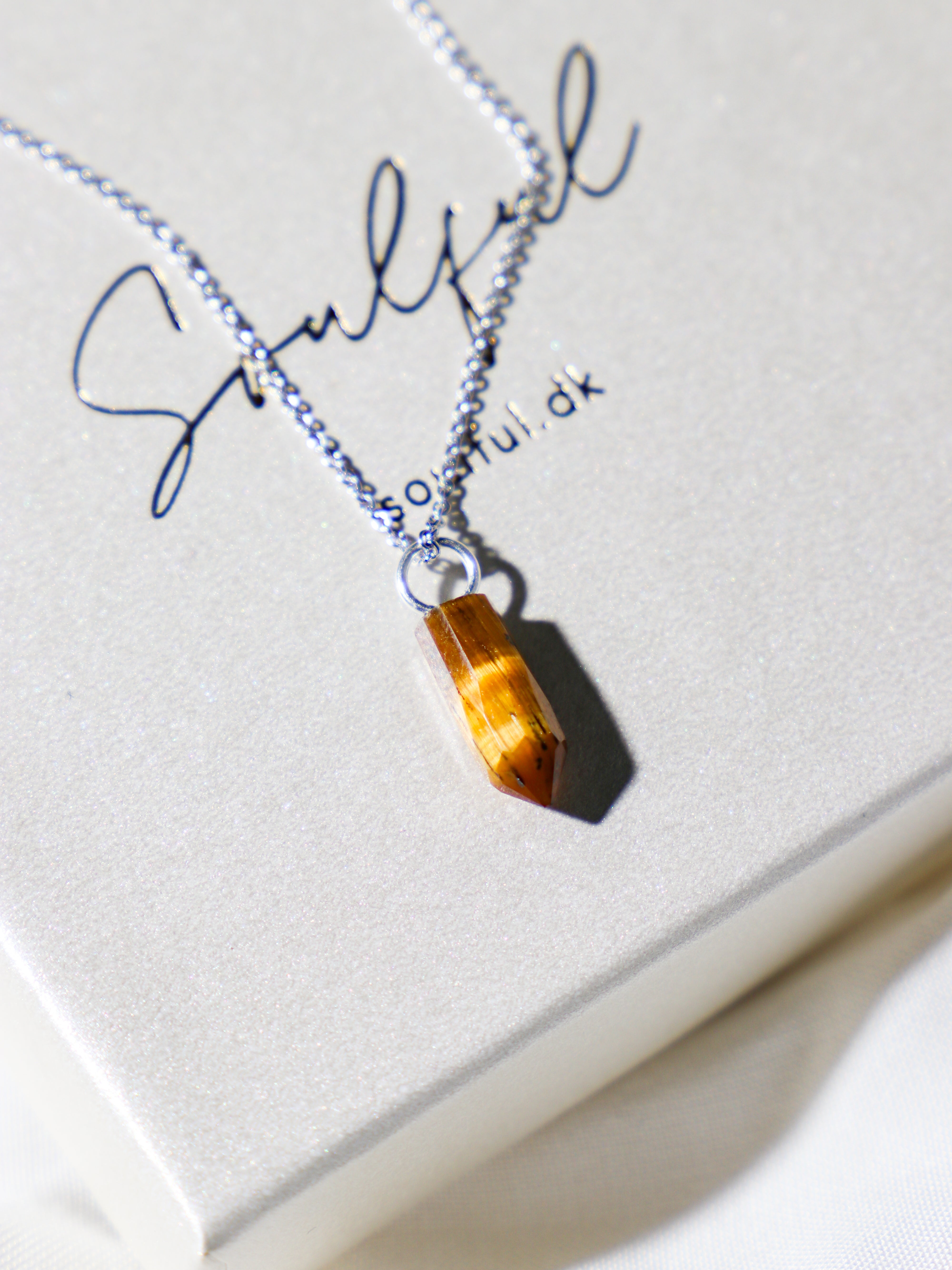 Halsband med petit hjärta i blått kalcedon