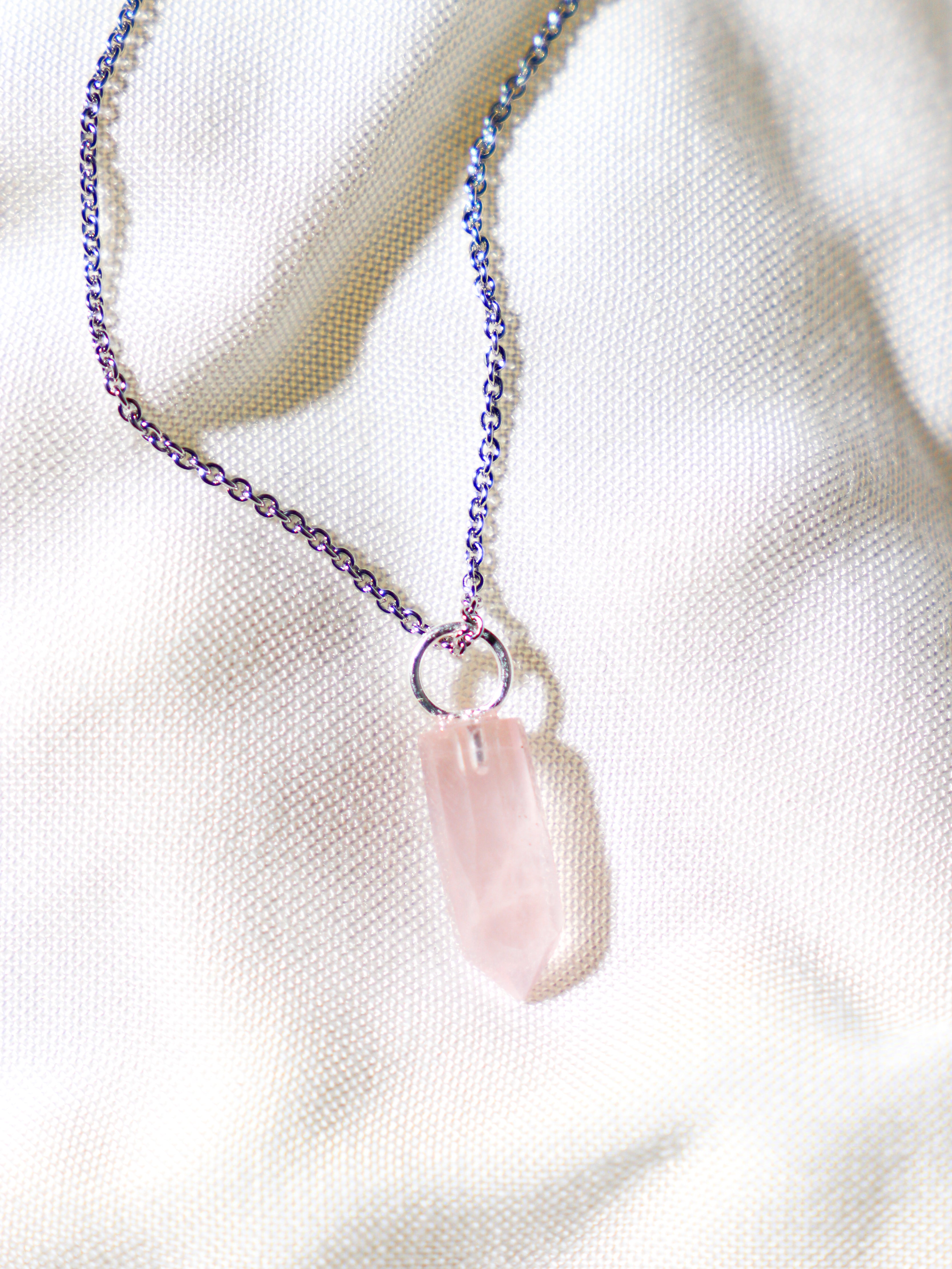 Halsband med petit hjärta i blått kalcedon