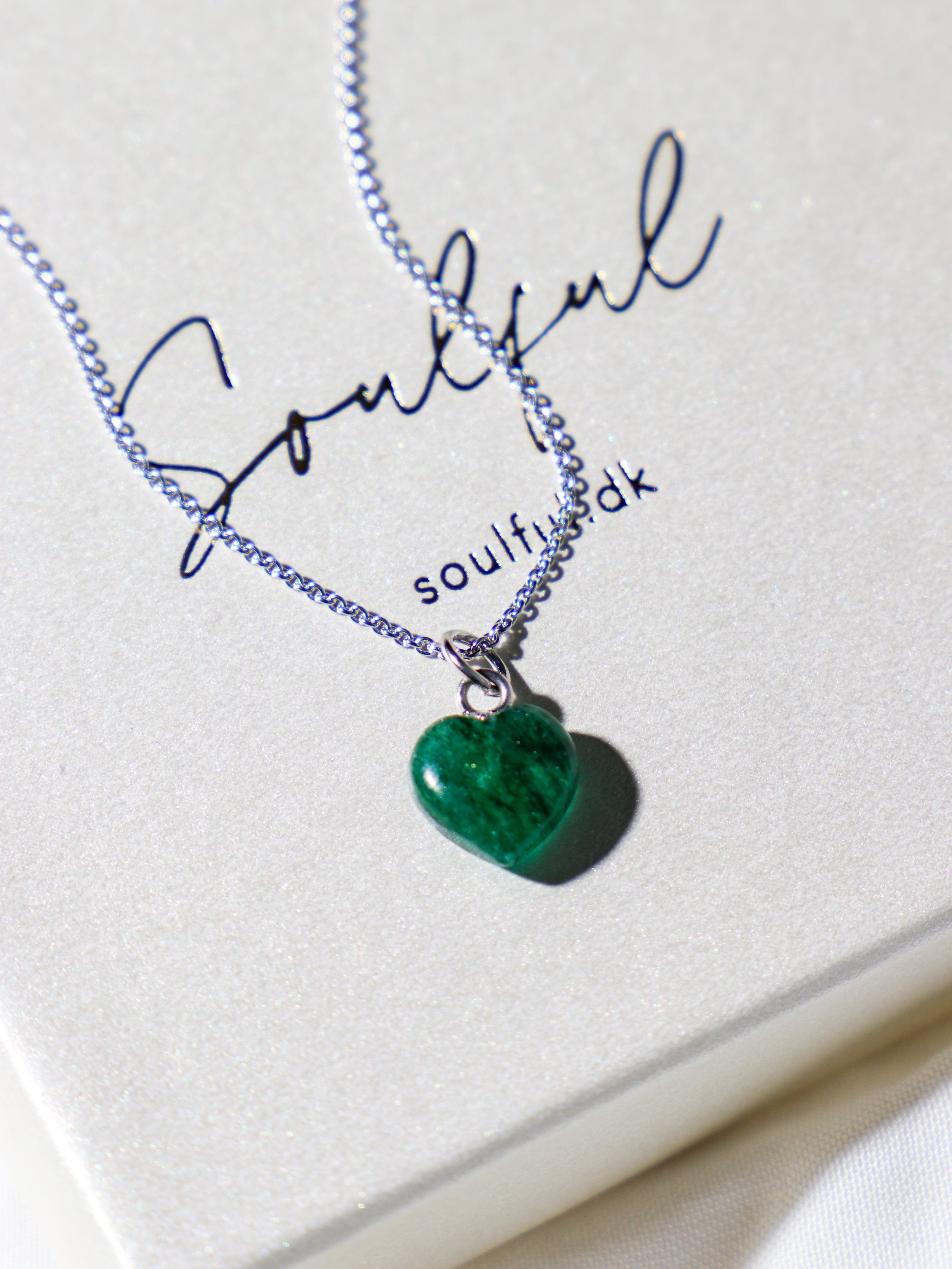 Halsband med petit hjärta i blått kalcedon