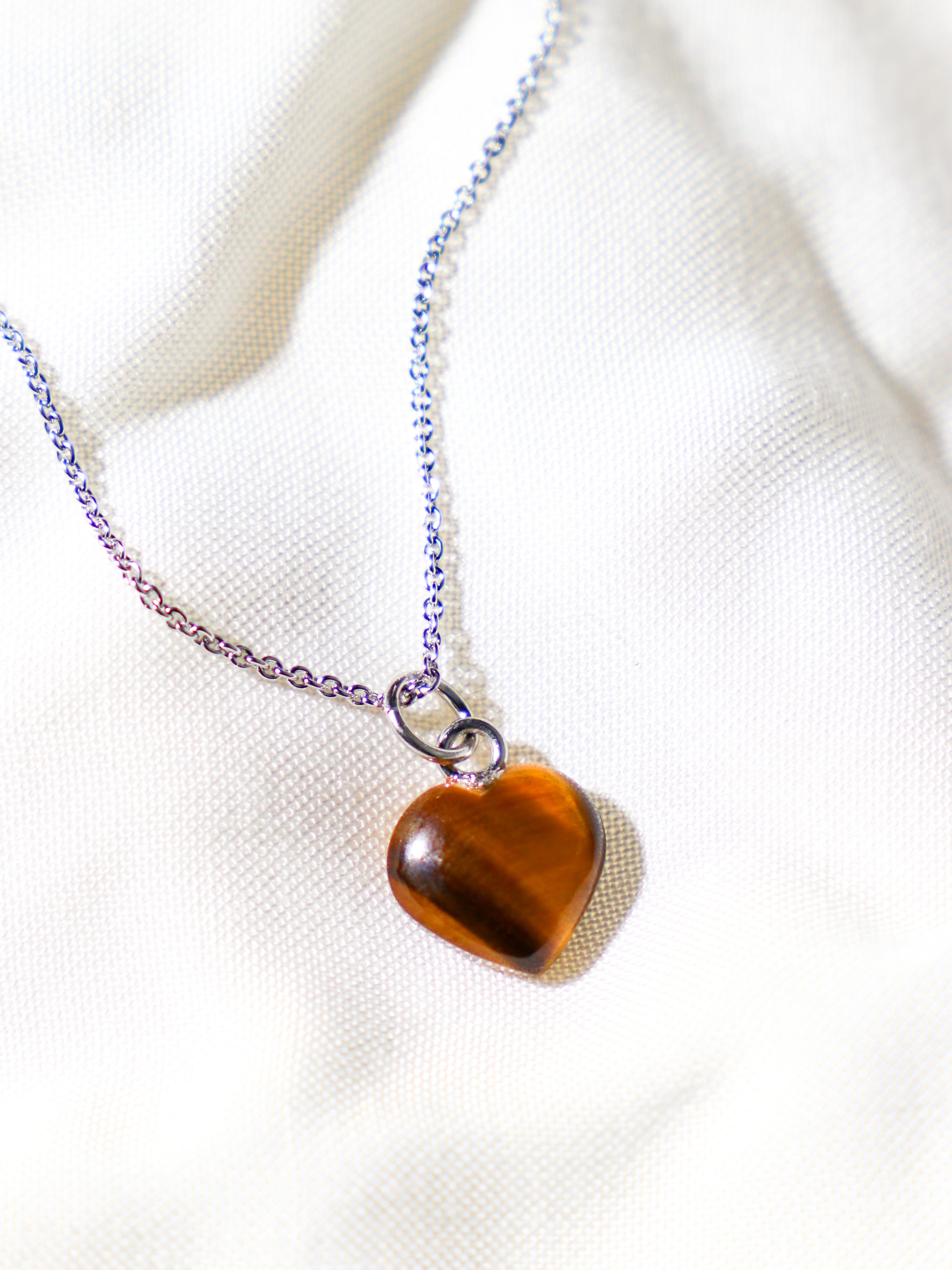 Halsband med petit hjärta i blått kalcedon