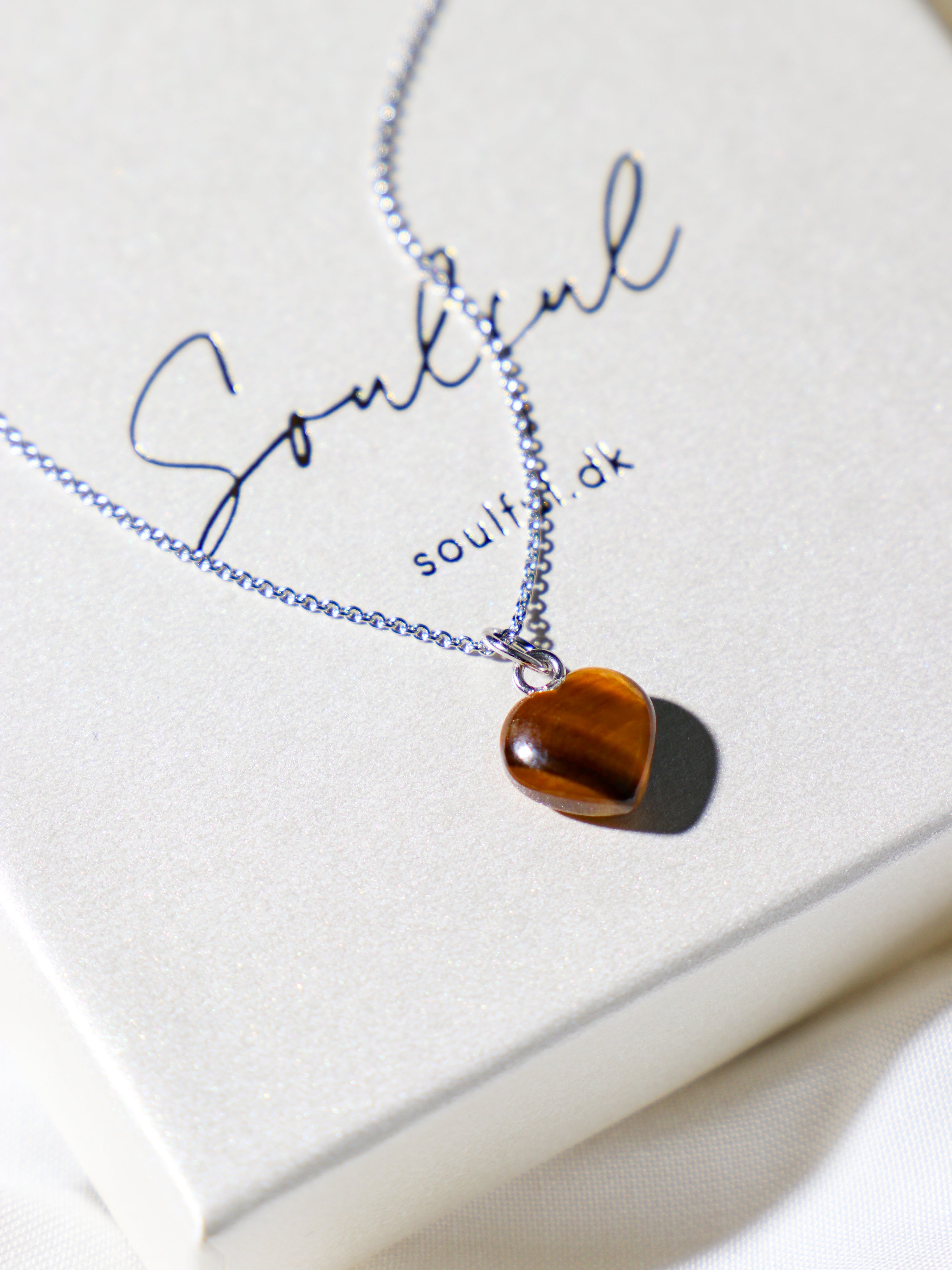 Halsband med petit hjärta i blått kalcedon