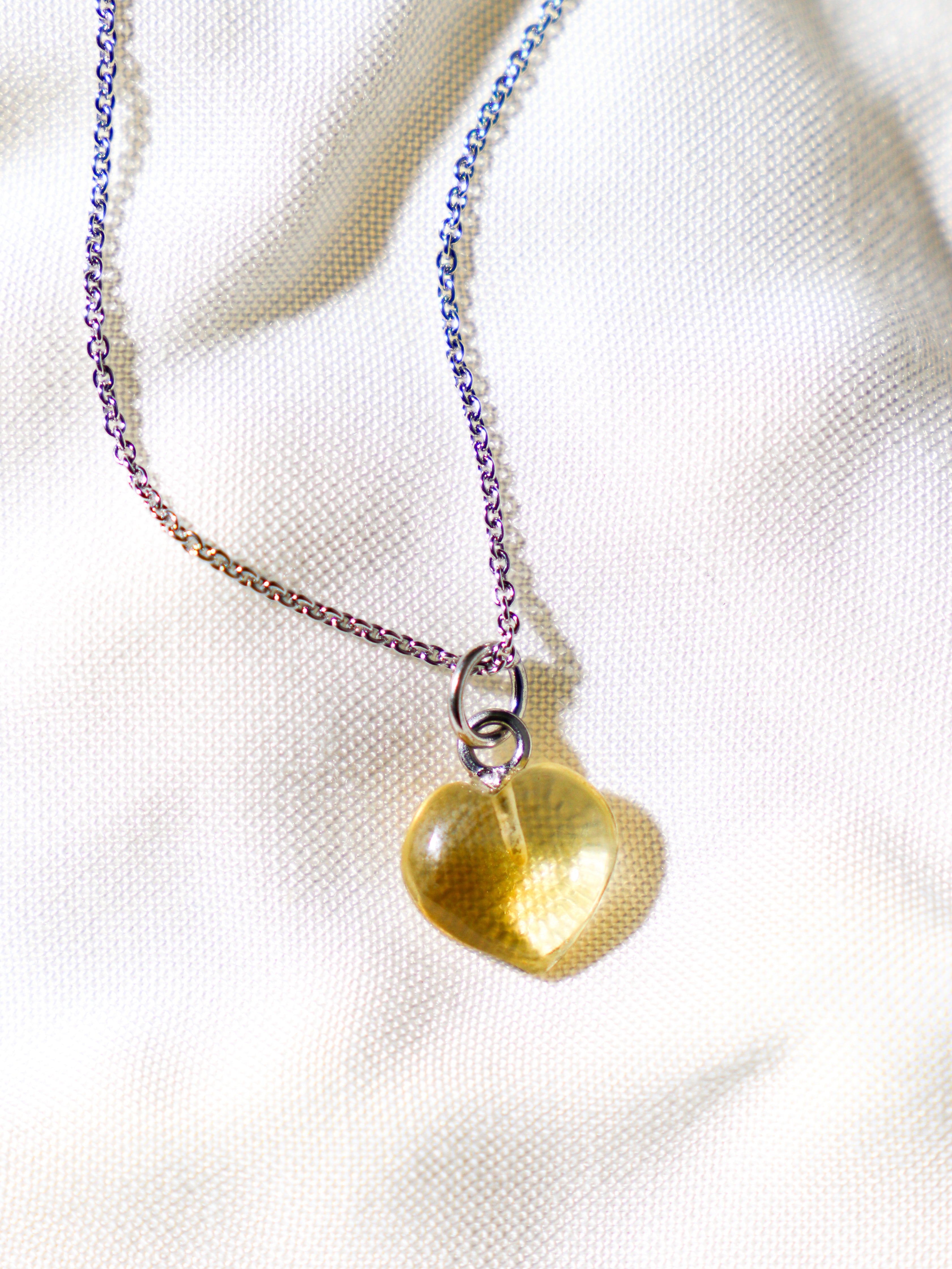 Halsband med petit hjärta i blått kalcedon