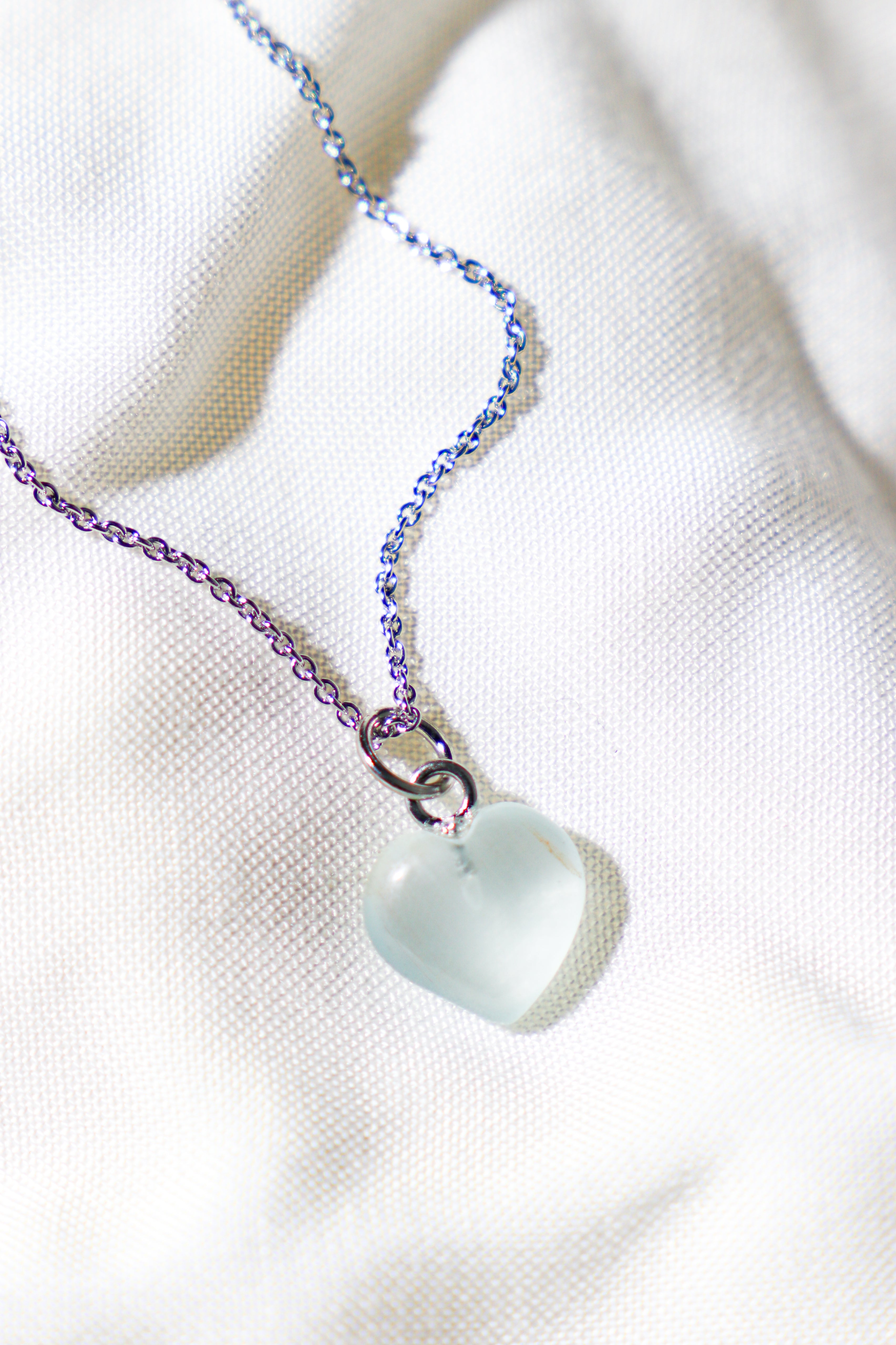 Halsband med petit hjärta i blått kalcedon