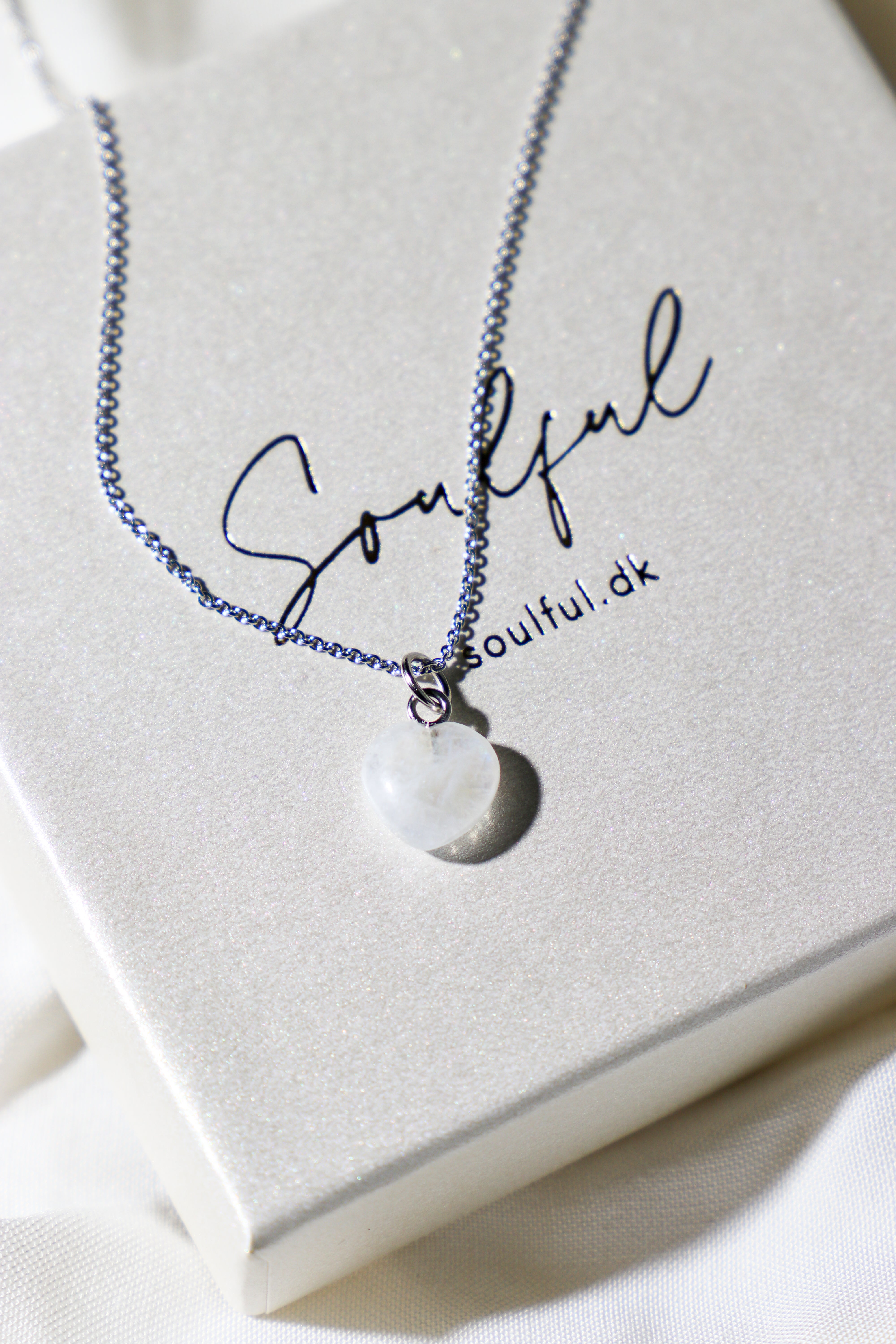 Halsband med petit hjärta i blått kalcedon