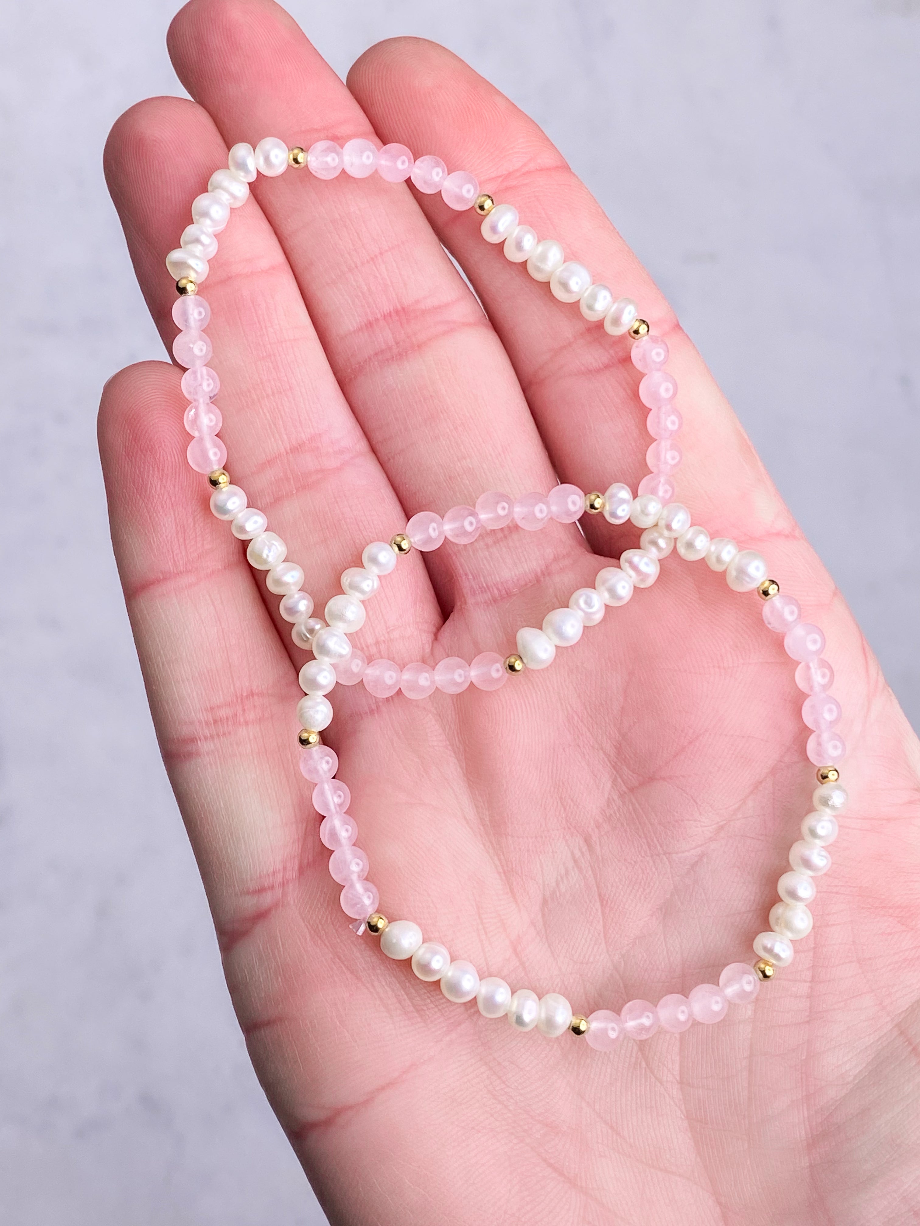Rosakvarts & Ferskvandsperle Armbånd
